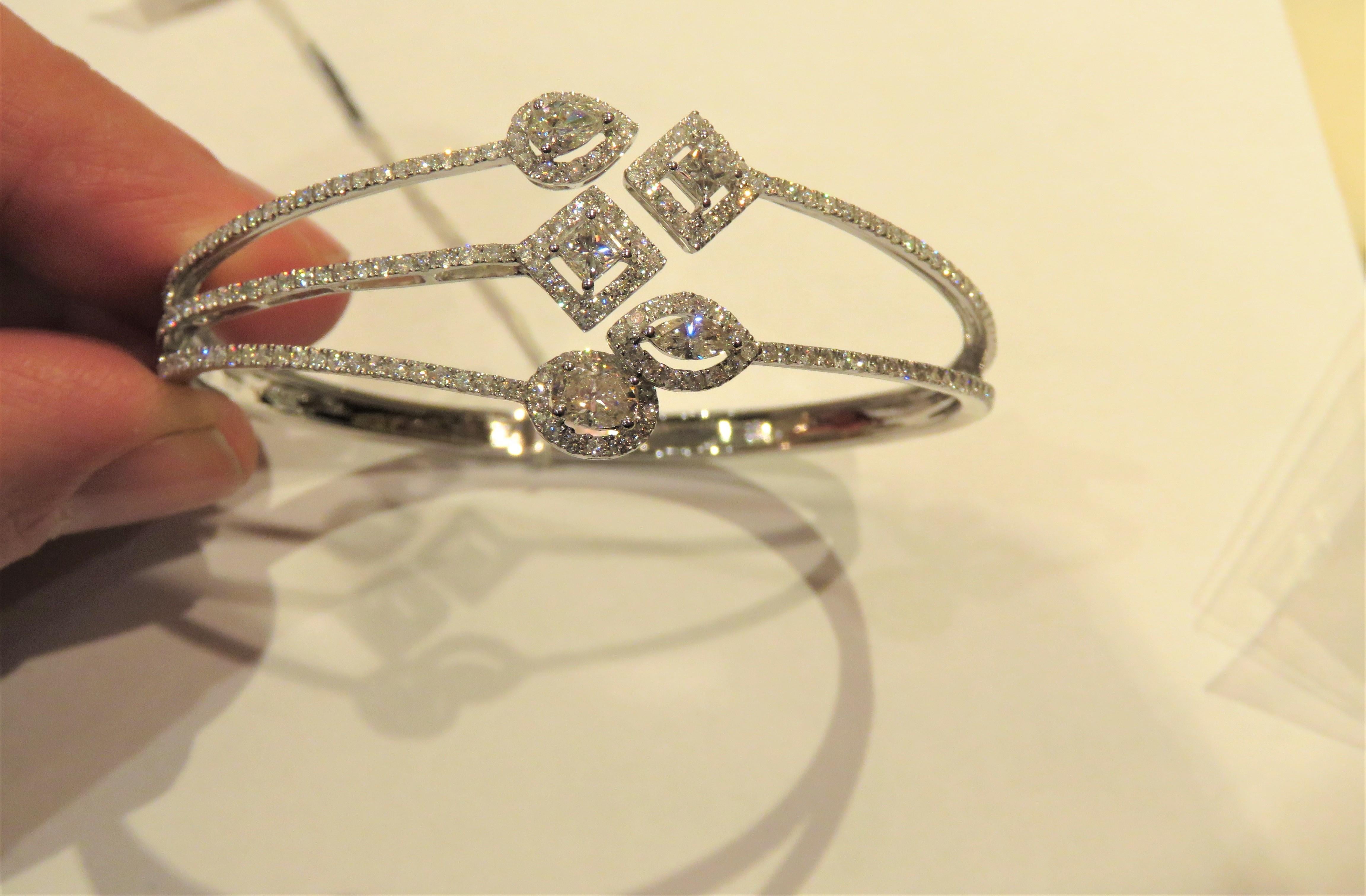 L'article suivant que nous vous proposons est ce Magnifique Rare Important Bracelet en or 18KT étincelant Bracelet manchette FONCTIONNE avec un éventail de Magnifiques Rares Assortis Gorgeous Fancy Cut Diamonds sur le fermoir et rehaussé de