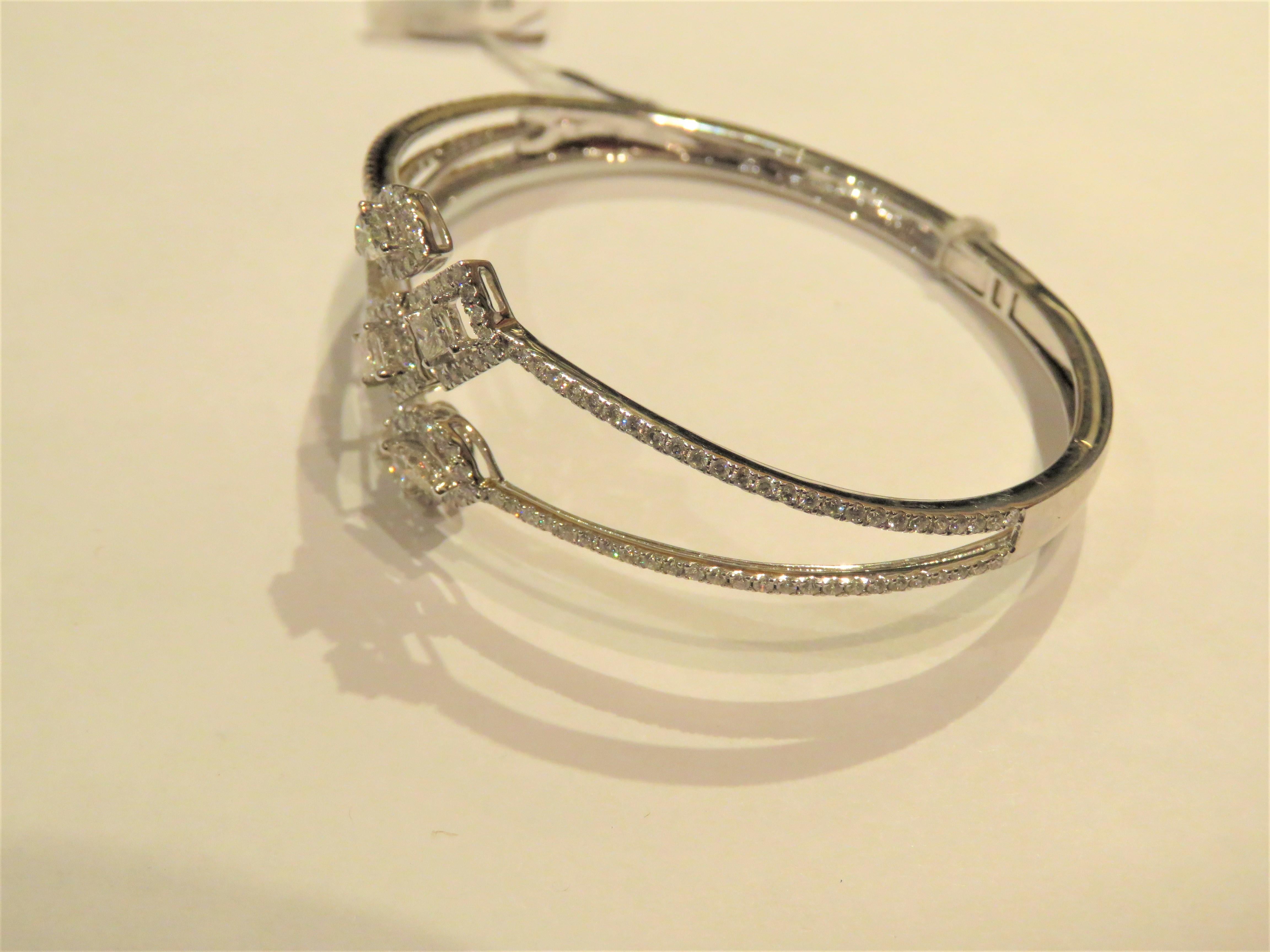 Taille mixte NWT $17, 179 Rare 18KT Gold Fancy Cut Diamond Cuff Bangle Bracelet en vente