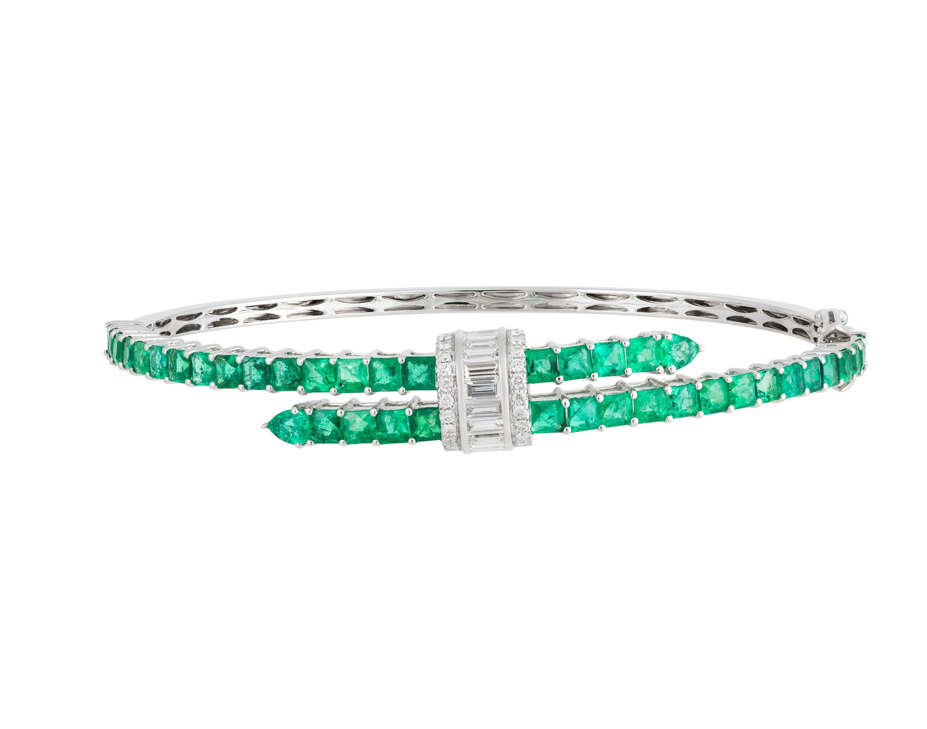 Mixed Cut NWT $17, 500 18KT Gold Fancy Glittering Emerald Diamond Bracelet Bangle Cuff For Sale