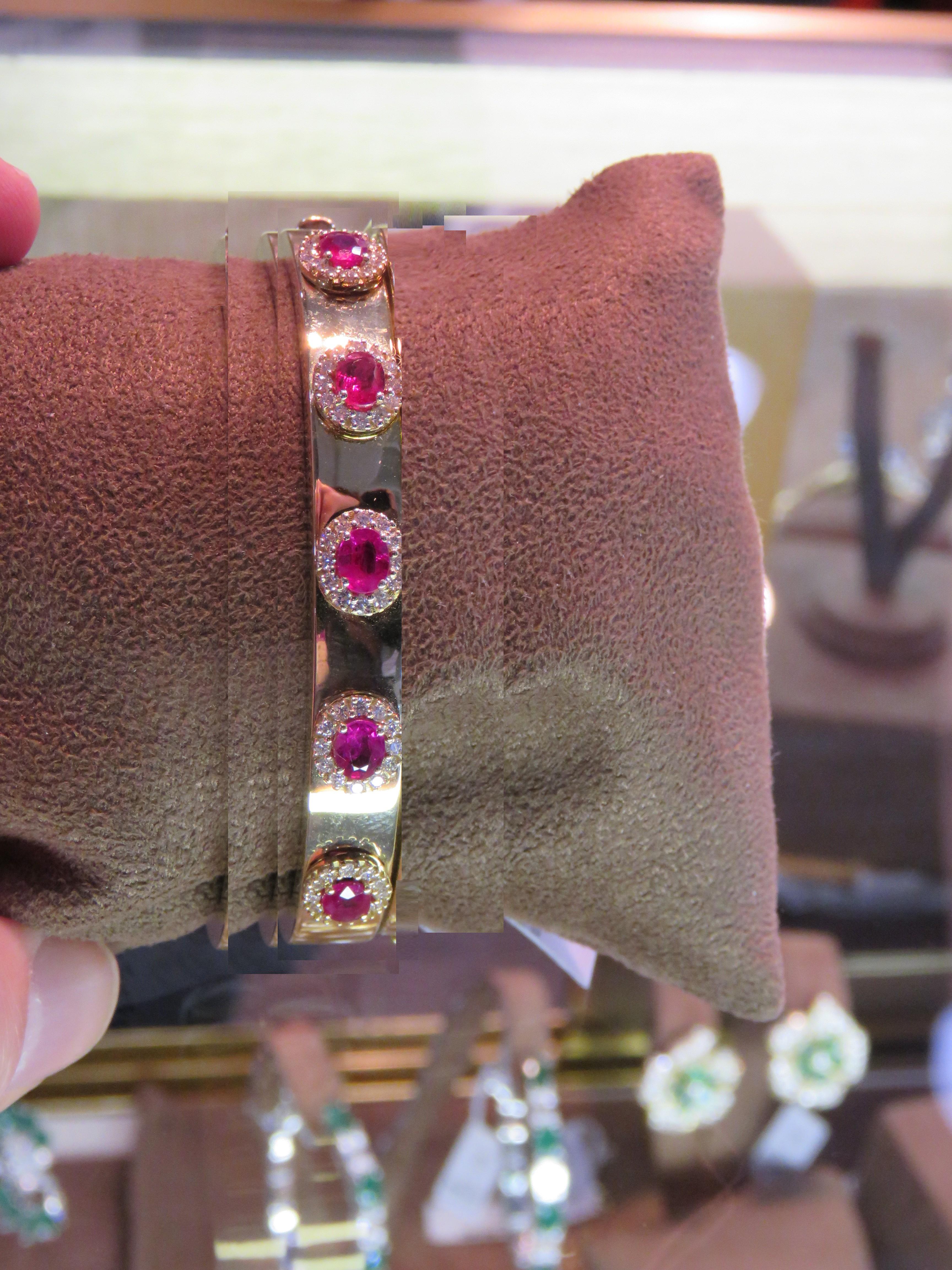 Das folgende Element, das wir anbieten, ist eine seltene prächtige Radiant 18KT Gold Large Rare Gorgeous Fancy Ruby and Diamond Bangle Bracelet. Das Armband besteht aus wunderschönen, glitzernden Rubinen, umgeben von herrlichen Diamanten!!! T.C.W.