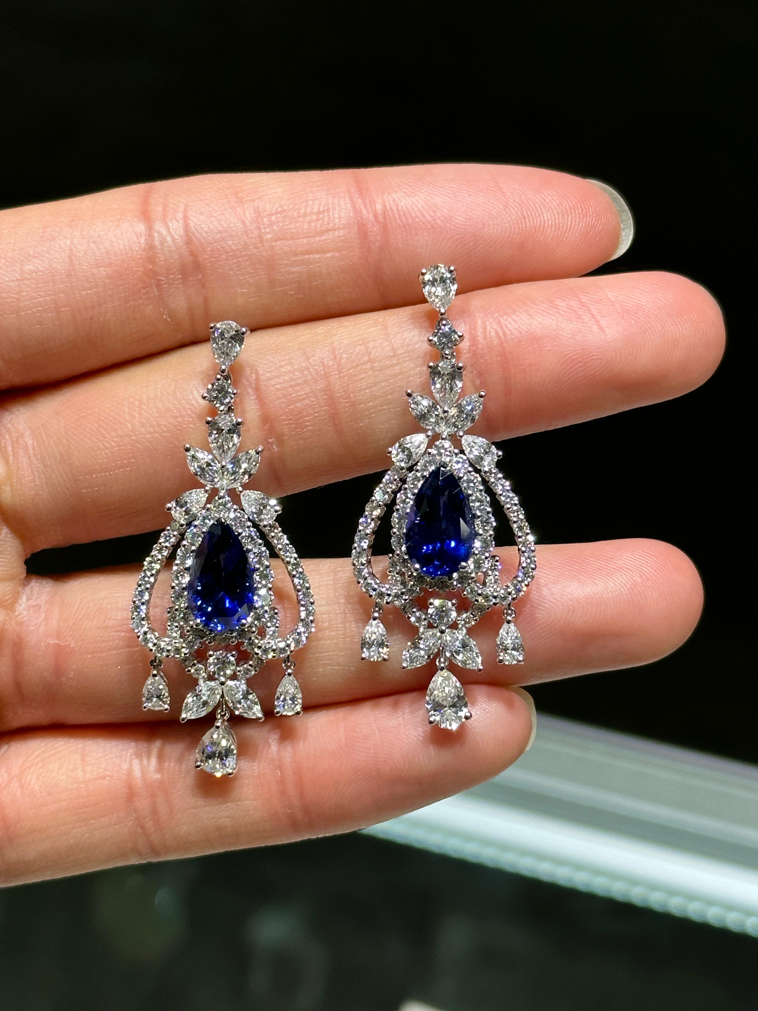 Das folgende Element, das wir anbieten, ist eine seltene wichtige Radiant 18KT Gold Large Rare Fancy Blue Ceylon Sapphire and Diamond Earrings. Die Ohrringe bestehen aus wunderschönen blauen Ceylon-Saphiren, die spektakulär in Diamanten im