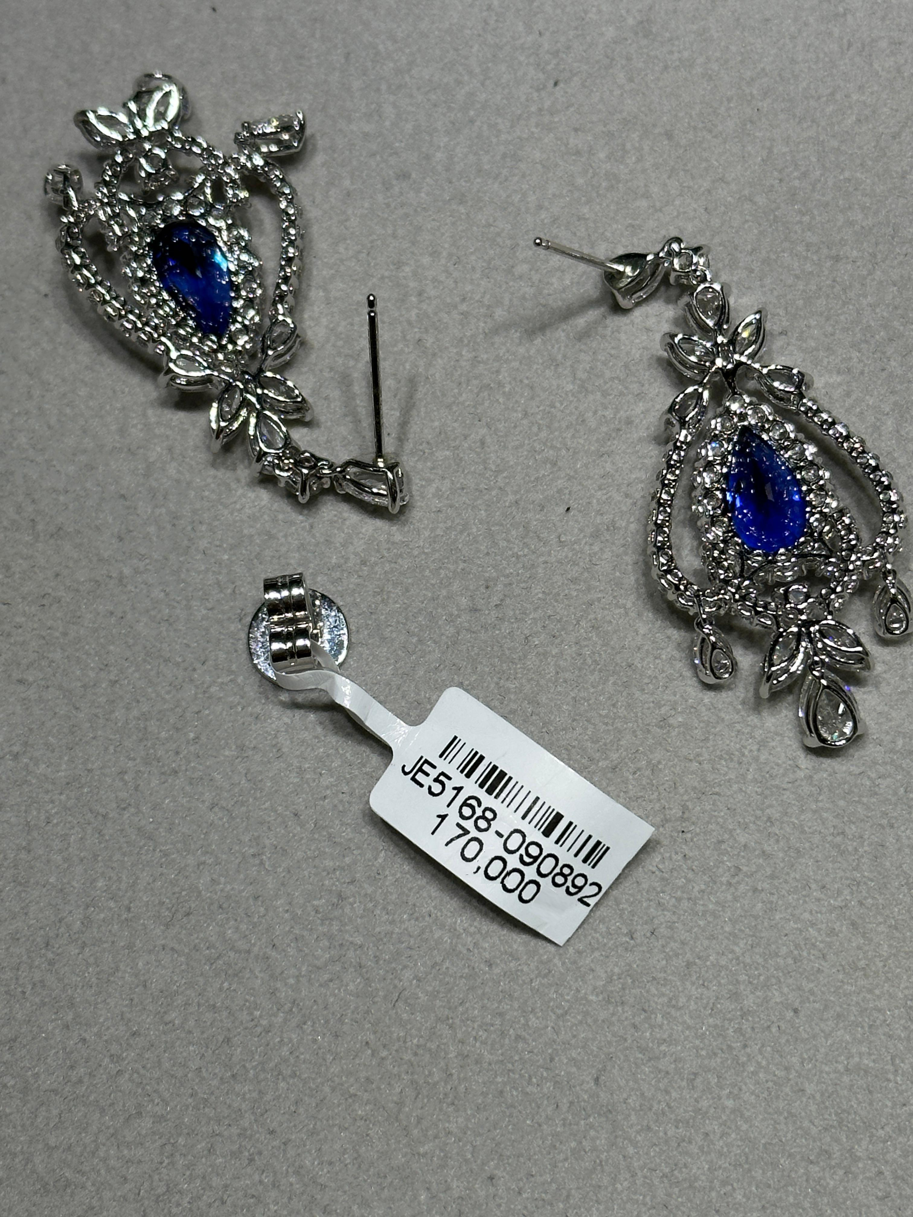 Women's or Men's NWT $170, 000 18KT Gold Rare Gorgeous 15CT Blue Sapphire Diamond Dangle Earrings For Sale