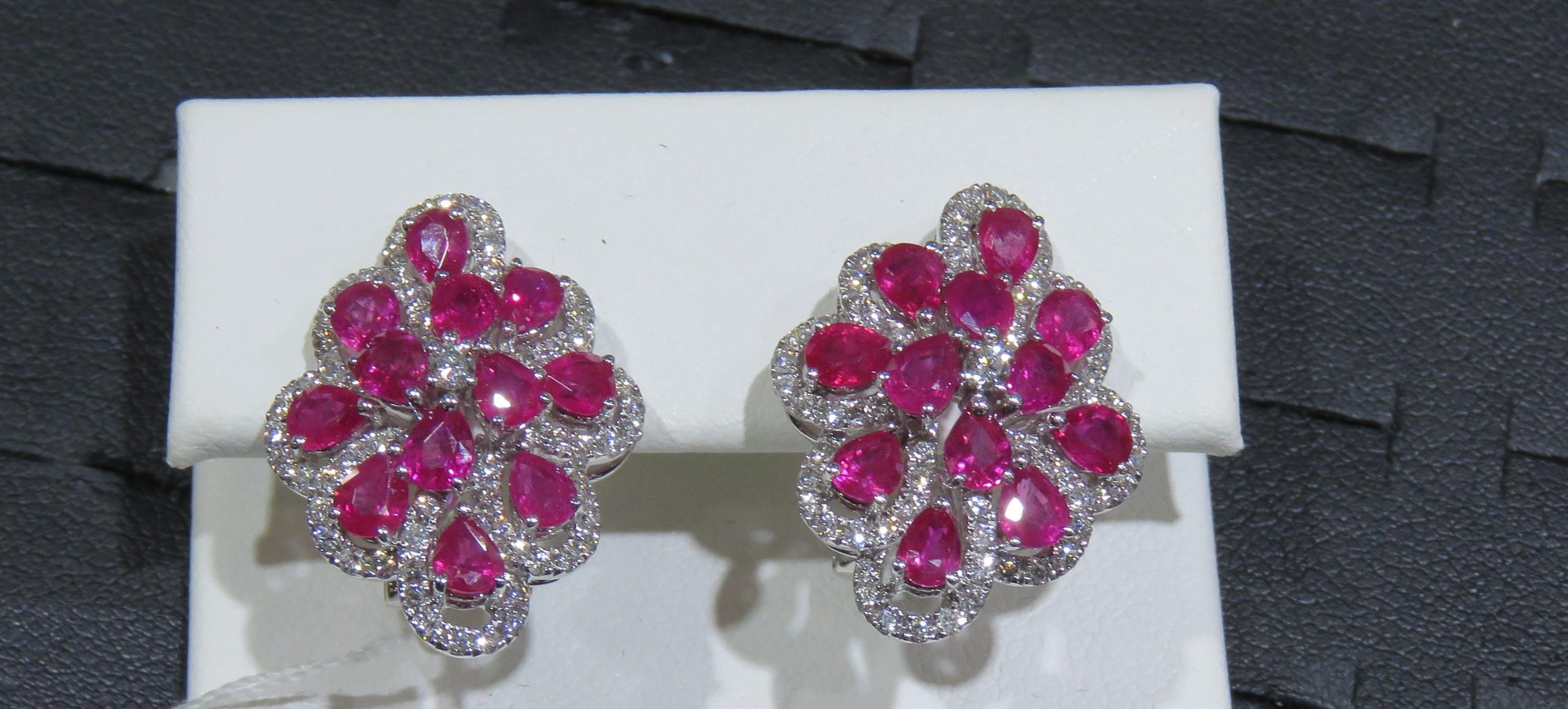 Die folgenden Artikel, die wir anbieten, ist diese seltene wichtige Radiant 18KT Gold Gorgeous Glittering und Sparkling Magnificent Fancy Ruby Diamond Earrings. Die Ohrringe enthalten ca. 7CTS an wunderschönen Fancy Rubinen und Diamanten!!! Die