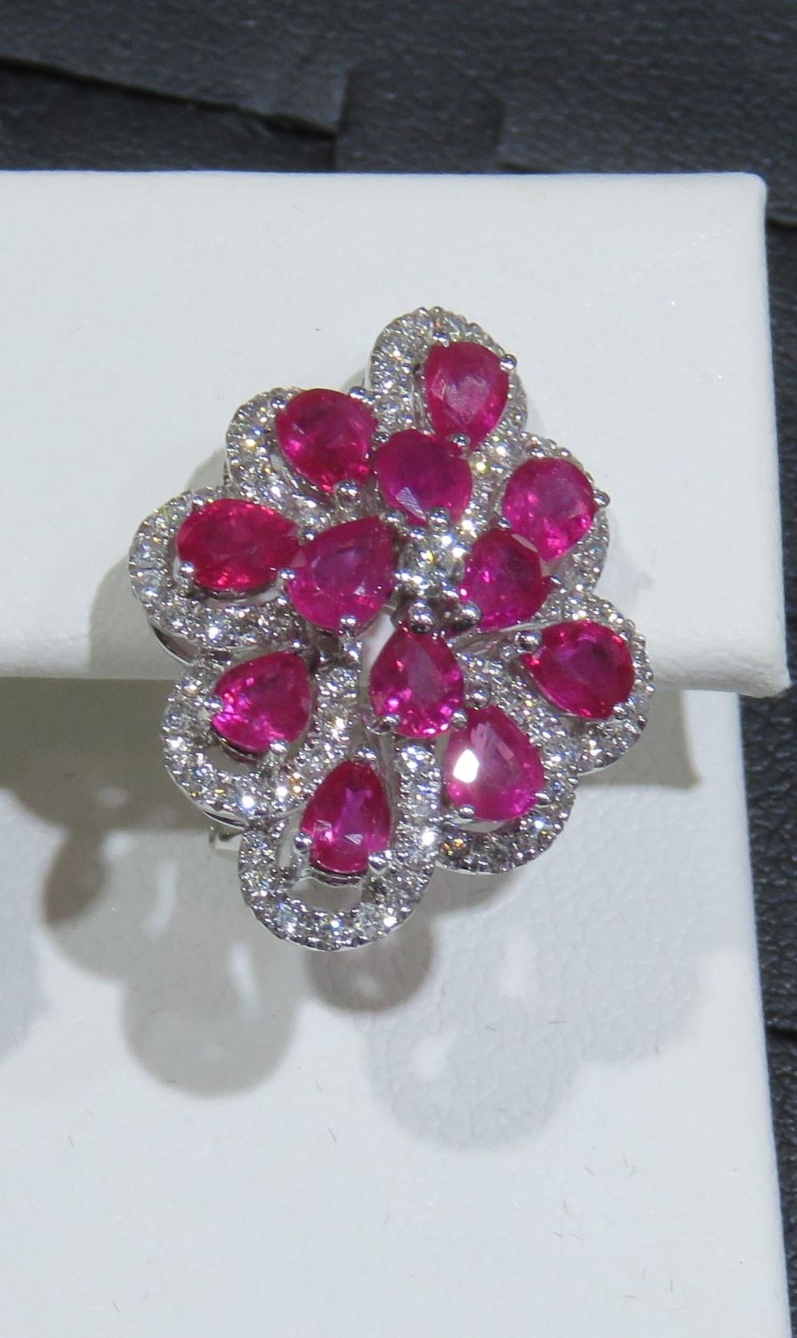 NEU 17,579 18KT Ausgefallene große glitzernde, seltene, farbenfrohe Rubin-Diamant-Ohrringe (Gemischter Schliff) im Angebot