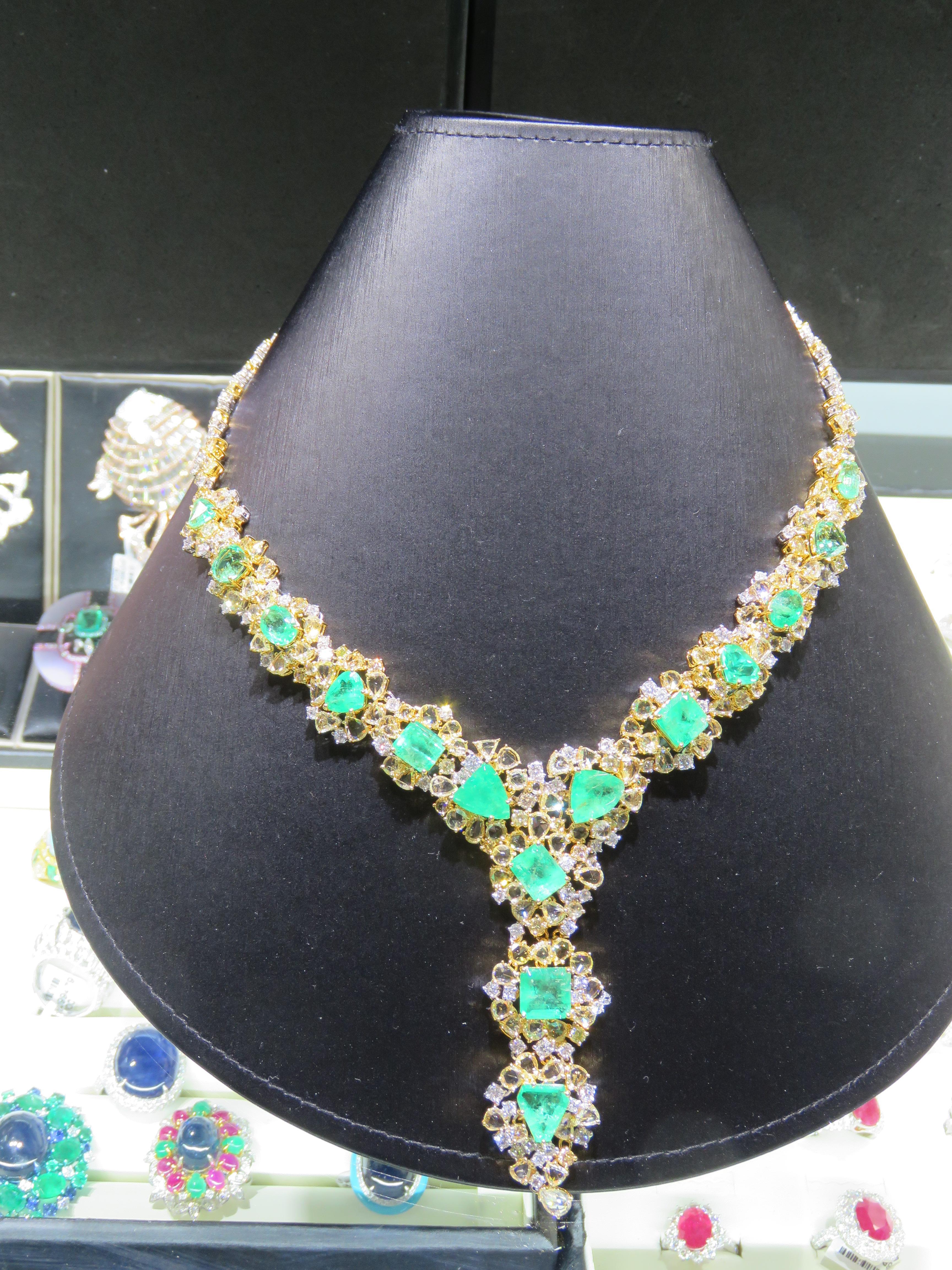El siguiente artículo que ofrecemos es un importante collar de oro amarillo de 18 quilates con magníficas esmeraldas de talla fantasía flanqueadas por diamantes amarillos y blancos de talla rosa. ¡¡¡T.C.W. aprox 50CTS!!!  
Este Magnífico Collar es