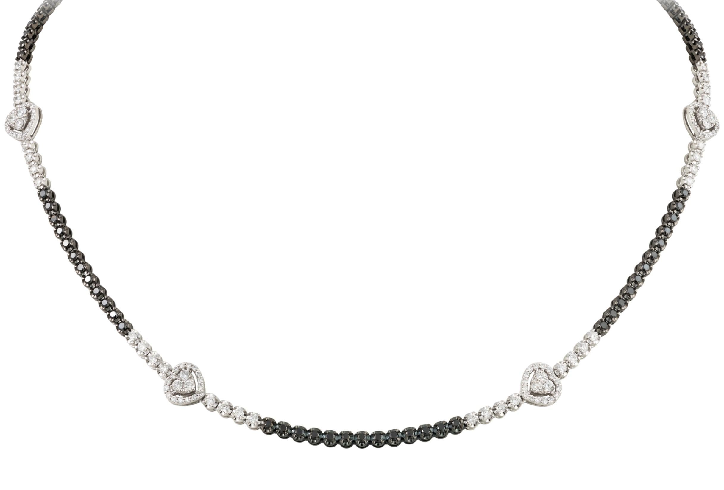 Il seguente articolo è un'importante collana in oro 18KT con diamanti bianchi e diamanti neri. La collana è composta da diamanti neri fantasia intrecciati con diamanti bianchi e cuori di diamante A.C.I.C. Quasi 5CTS!!! Questo splendido anello è un