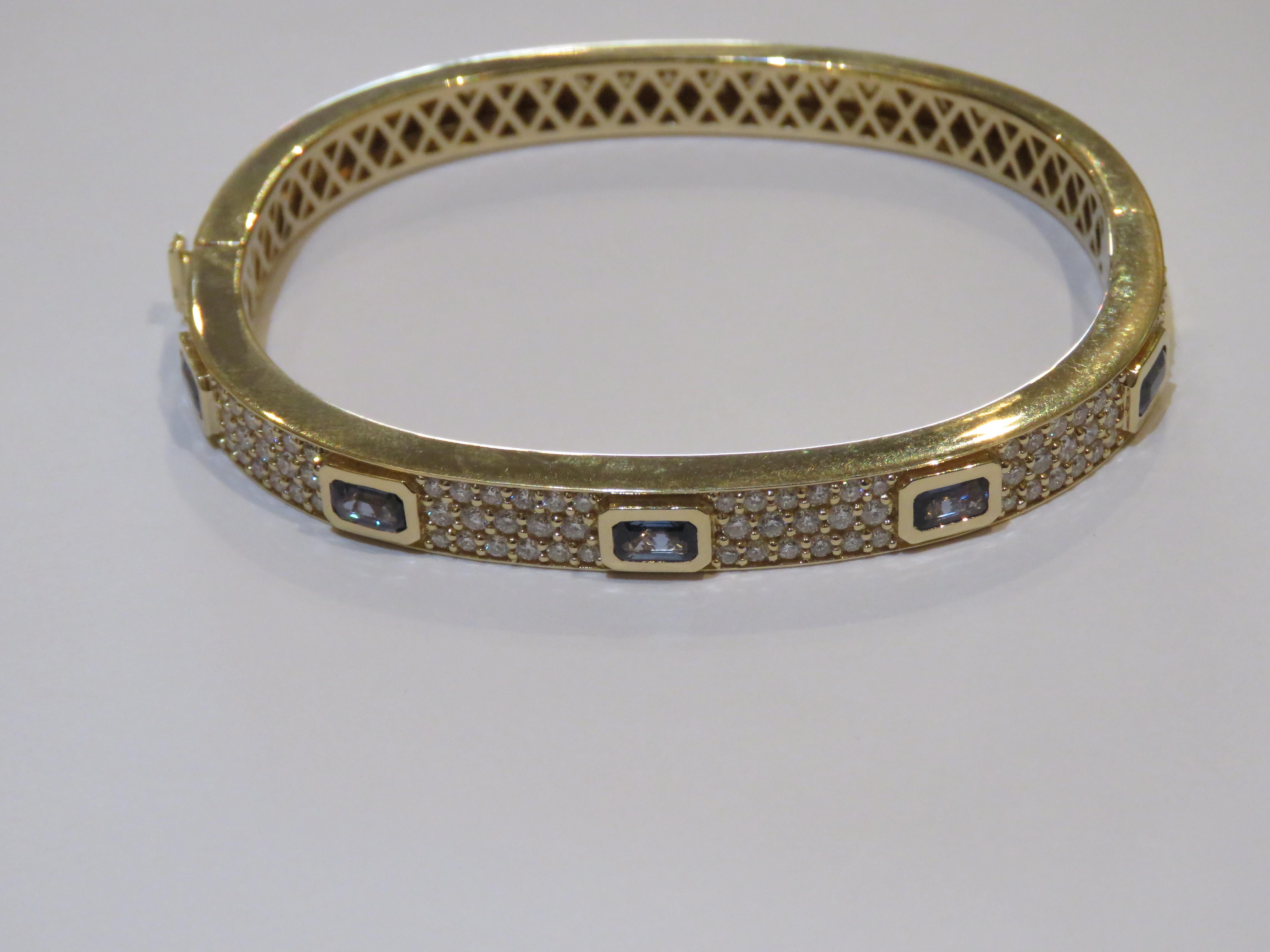 Il seguente articolo che offriamo è un braccialetto in oro 18KT, magnifico e raro, grande e splendido, con zaffiro e diamante. Il braccialetto è composto da bellissime file scintillanti di splendidi diamanti che circondano bellissimi zaffiri blu!!!
