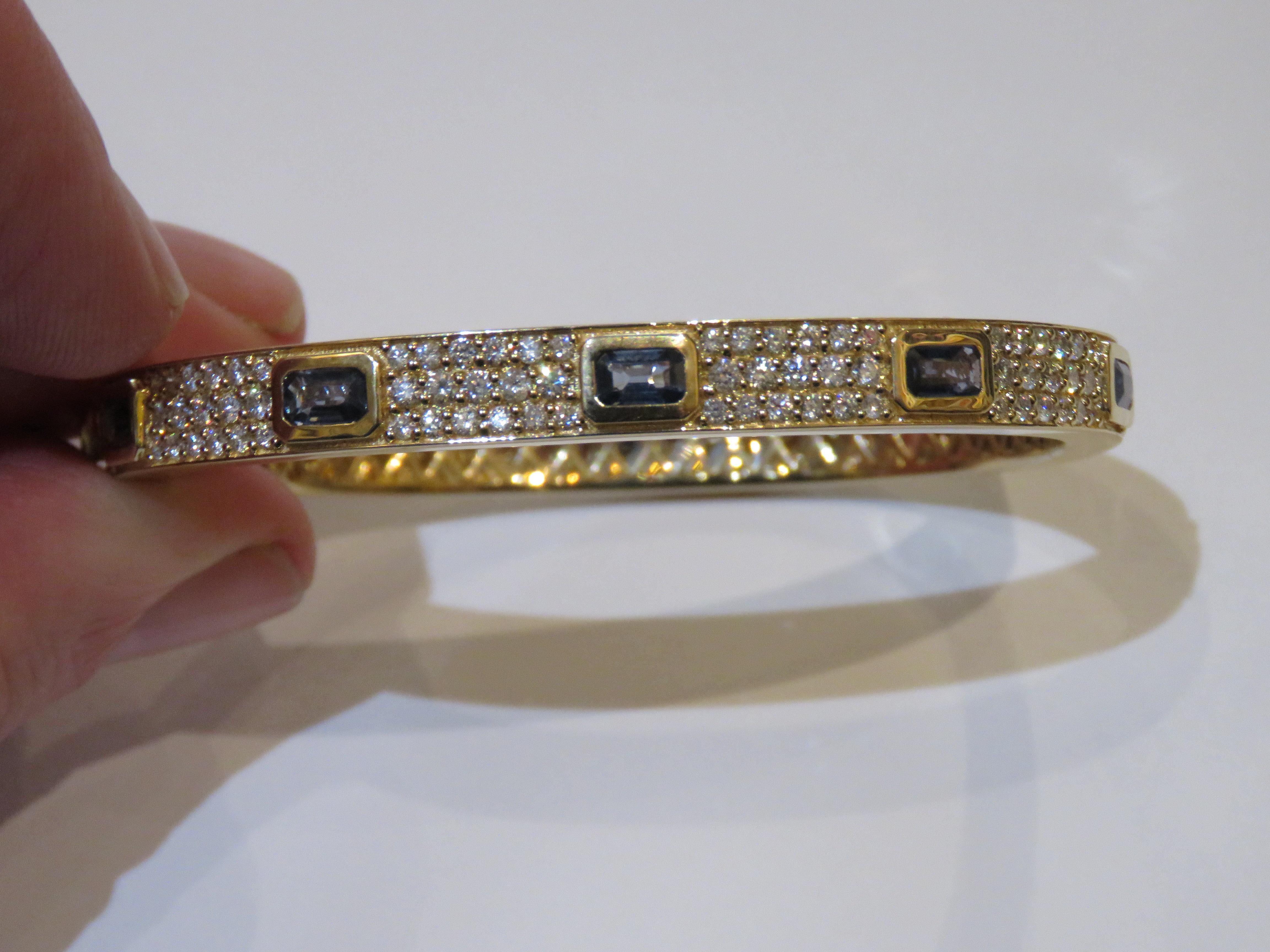 Taglio rotondo NWT $18, 000 Oro 18KT Bracciale Bangle con diamanti e zaffiri scintillanti in vendita