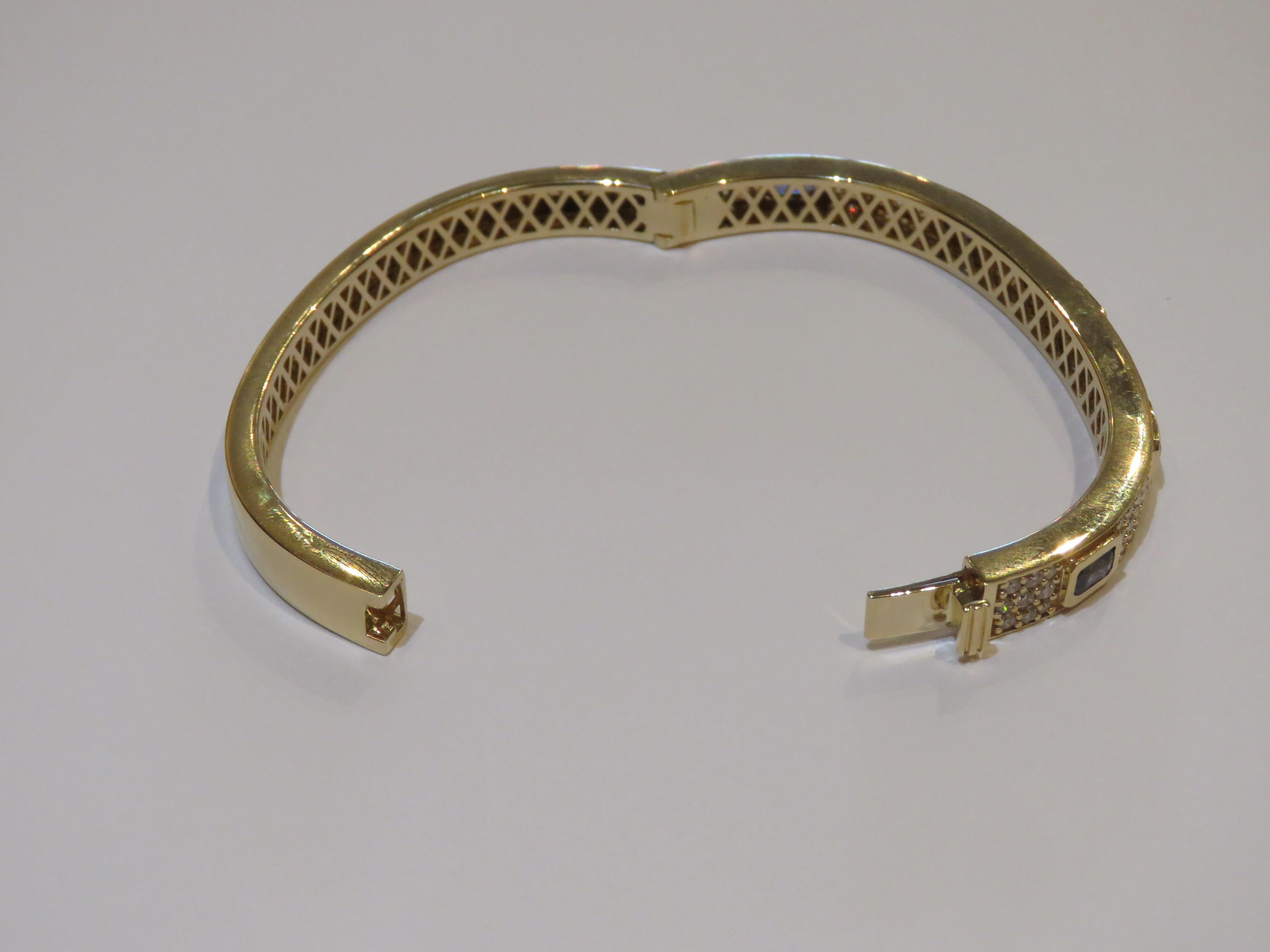 NWT $18, 000 Oro 18KT Bracciale Bangle con diamanti e zaffiri scintillanti In condizioni Nuovo in vendita a New York, NY