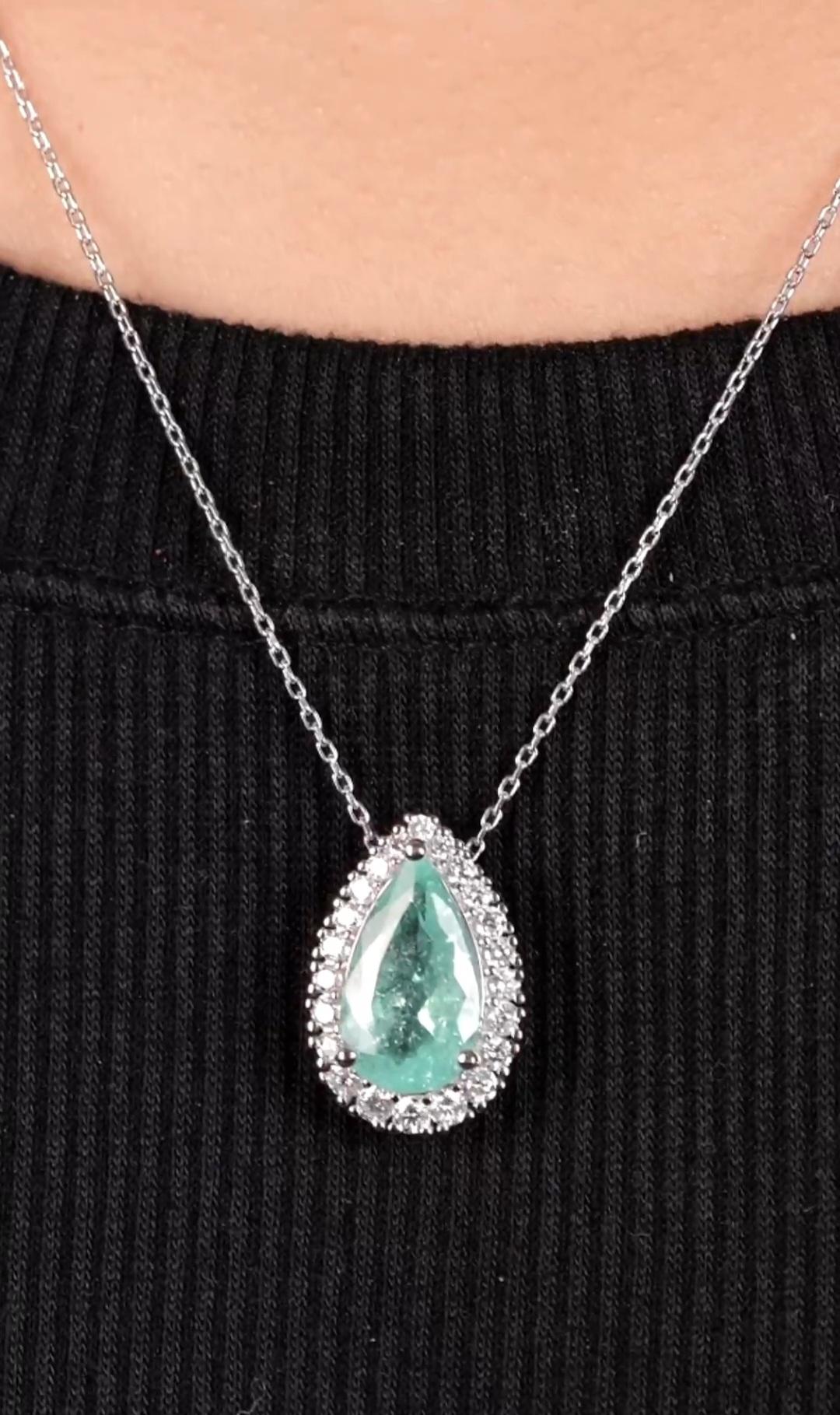 Il seguente articolo che offriamo è una rara e importante collana di diamanti e paraiba in oro bianco 18KT, con diamanti scintillanti!!!! La collana è caratterizzata da un'eccezionale tormalina Paraiba di grandi dimensioni a forma di pera,