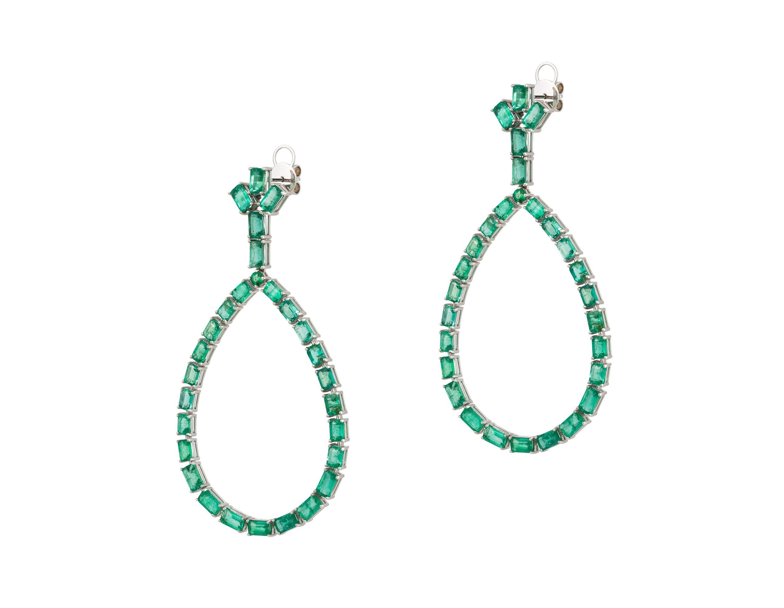 Taglio misto NWT $18, 000 Rare Gorgeous 18KT Gold Baguette Emerald Dangle Drop Earrings in vendita