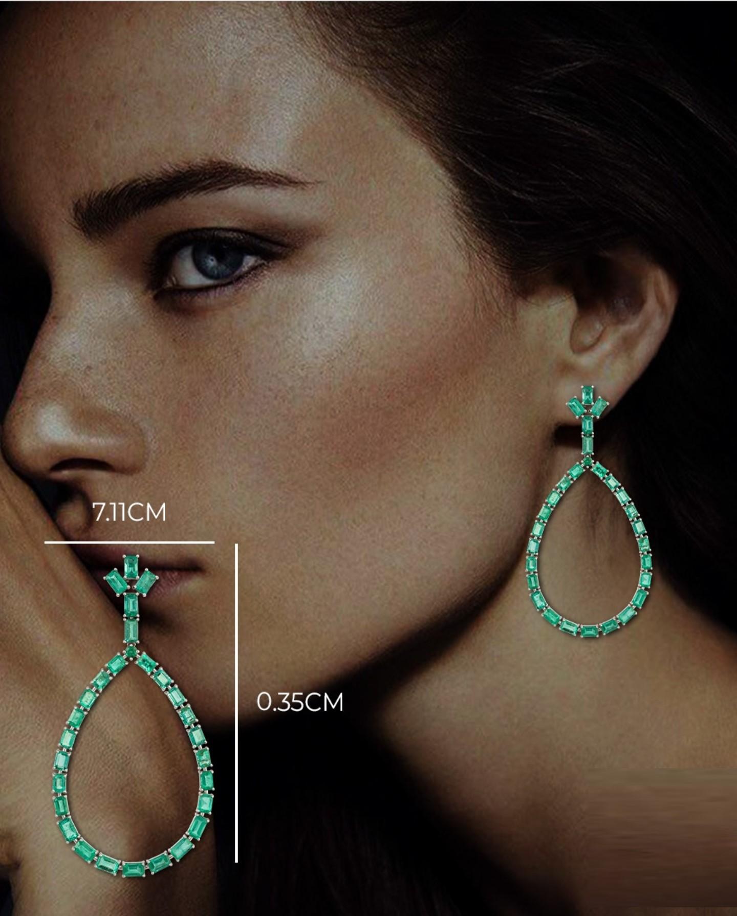 NWT $18, 000 Rare Gorgeous 18KT Gold Baguette Emerald Dangle Drop Earrings In condizioni Nuovo in vendita a New York, NY
