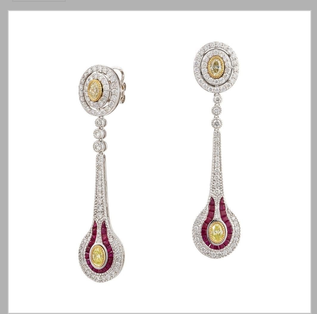 L'article suivant que nous offrons est un Rare Important Spectaculaire et Brillant Or Blanc Grand Gorgeous Fancy Yellow Diamond Draped Ruby Dangle Earrings. Les boucles d'oreilles sont composées de diamants jaunes fantaisie rares, fins et