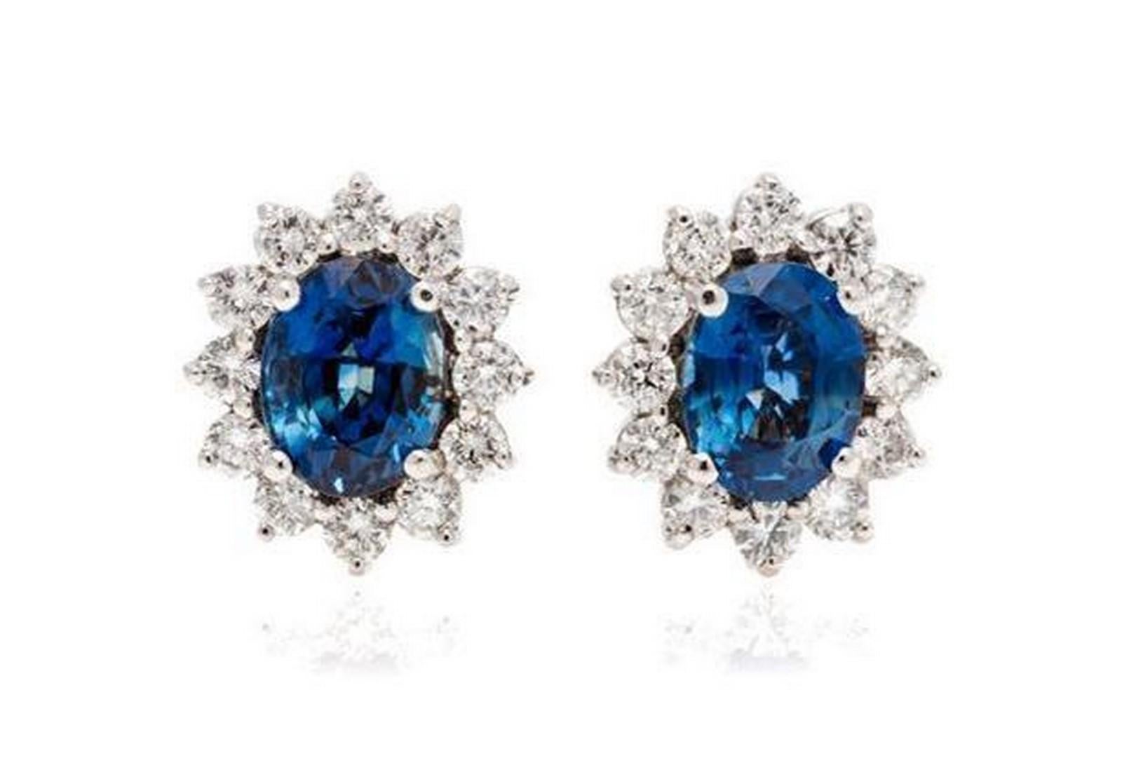 Les articles suivants que nous proposons sont une rare paire importante de boucles d'oreilles en or blanc, saphirs et diamants, contenant deux saphirs de Ceylan de taille ovale mesurant approximativement 8,88 x 6,77 mm et 24 diamants ronds de taille