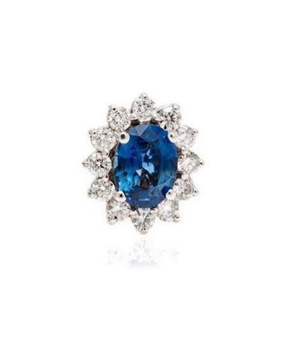 Taille ovale Magnifiques clous d'oreilles fantaisie en saphir bleu de Ceylan 14 carats, 18 500 $, Neuf avec étiquette en vente