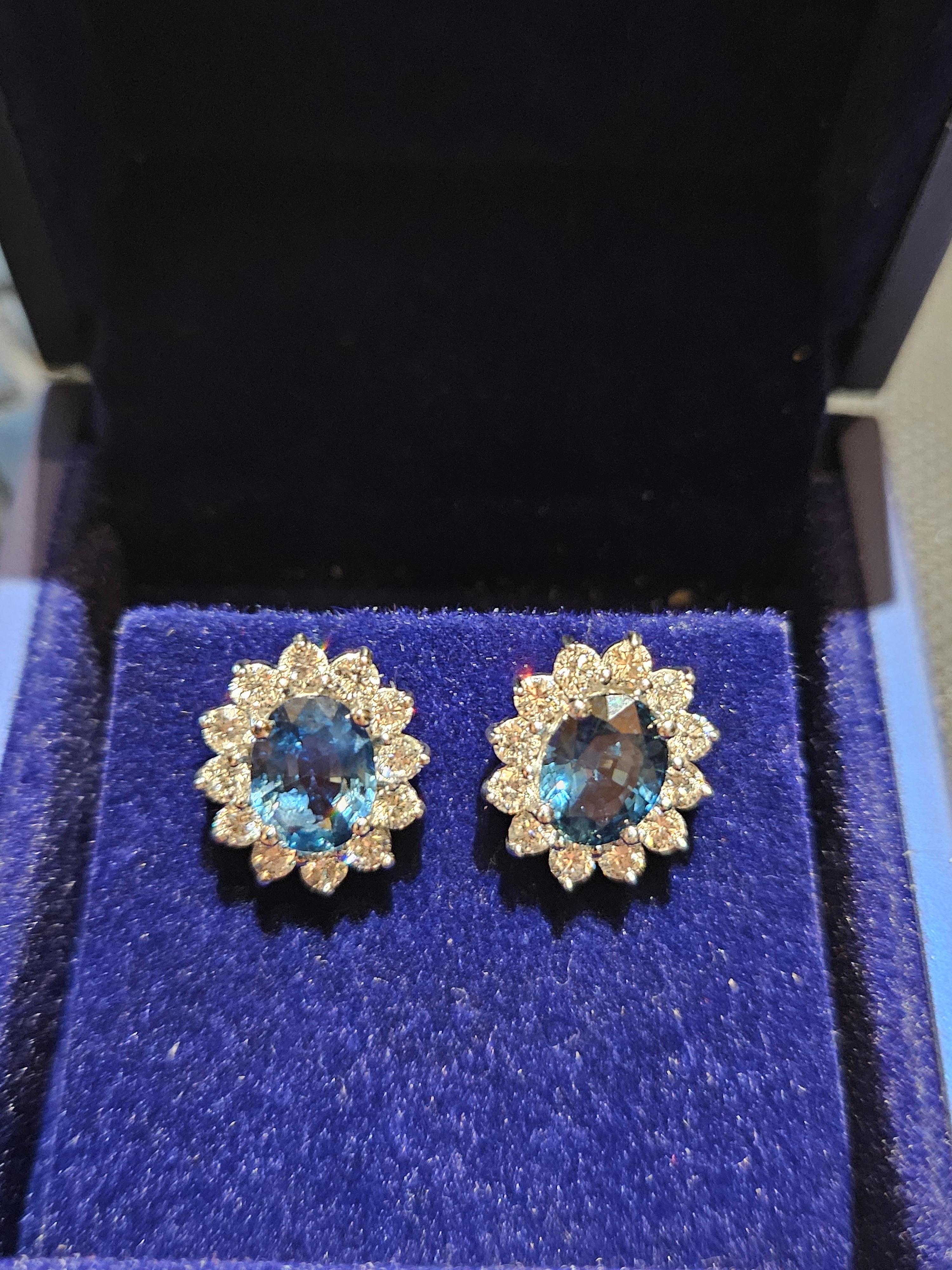 Magnifiques clous d'oreilles fantaisie en saphir bleu de Ceylan 14 carats, 18 500 $, Neuf avec étiquette Pour femmes en vente
