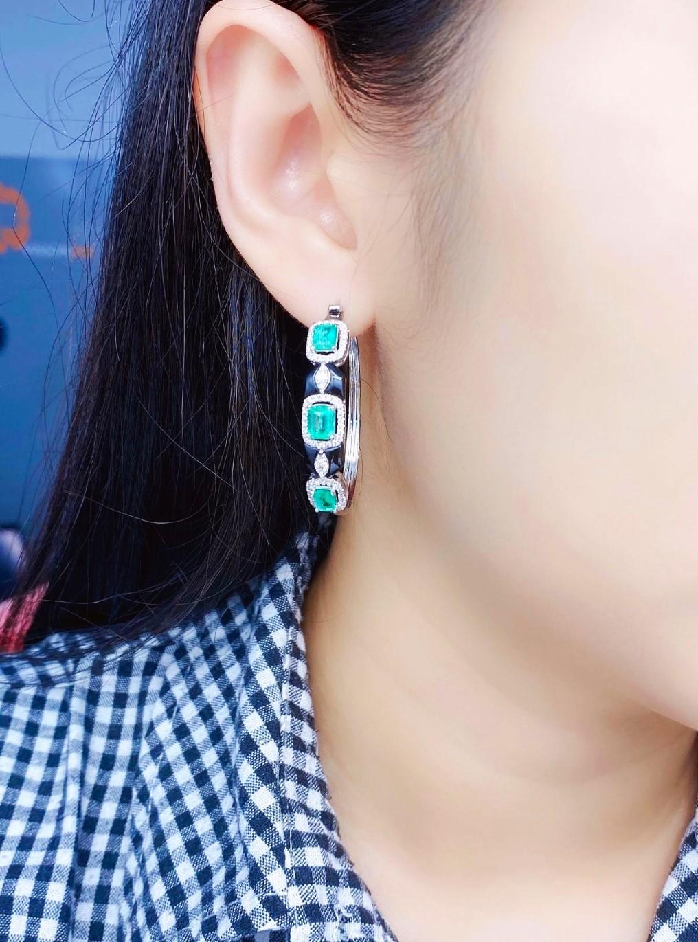 NWT $18, 599 18KT Fancy Large Glittering Emerald Diamond Onyx Hoop Earrings In New Condition For Sale In New York, NY