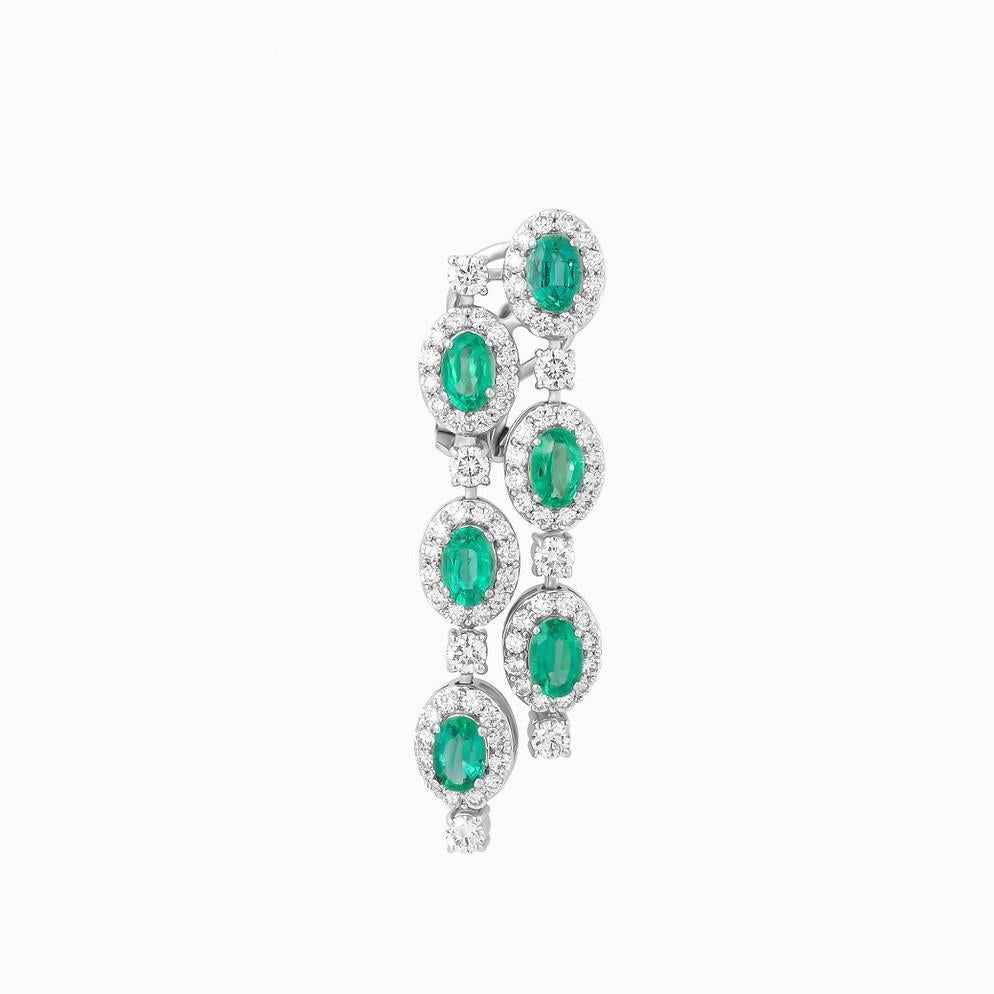 NWT 18 Karat Gold Glittering Fancy Green Emerald Diamond Dangle Earrings In New Condition For Sale In New York, NY
