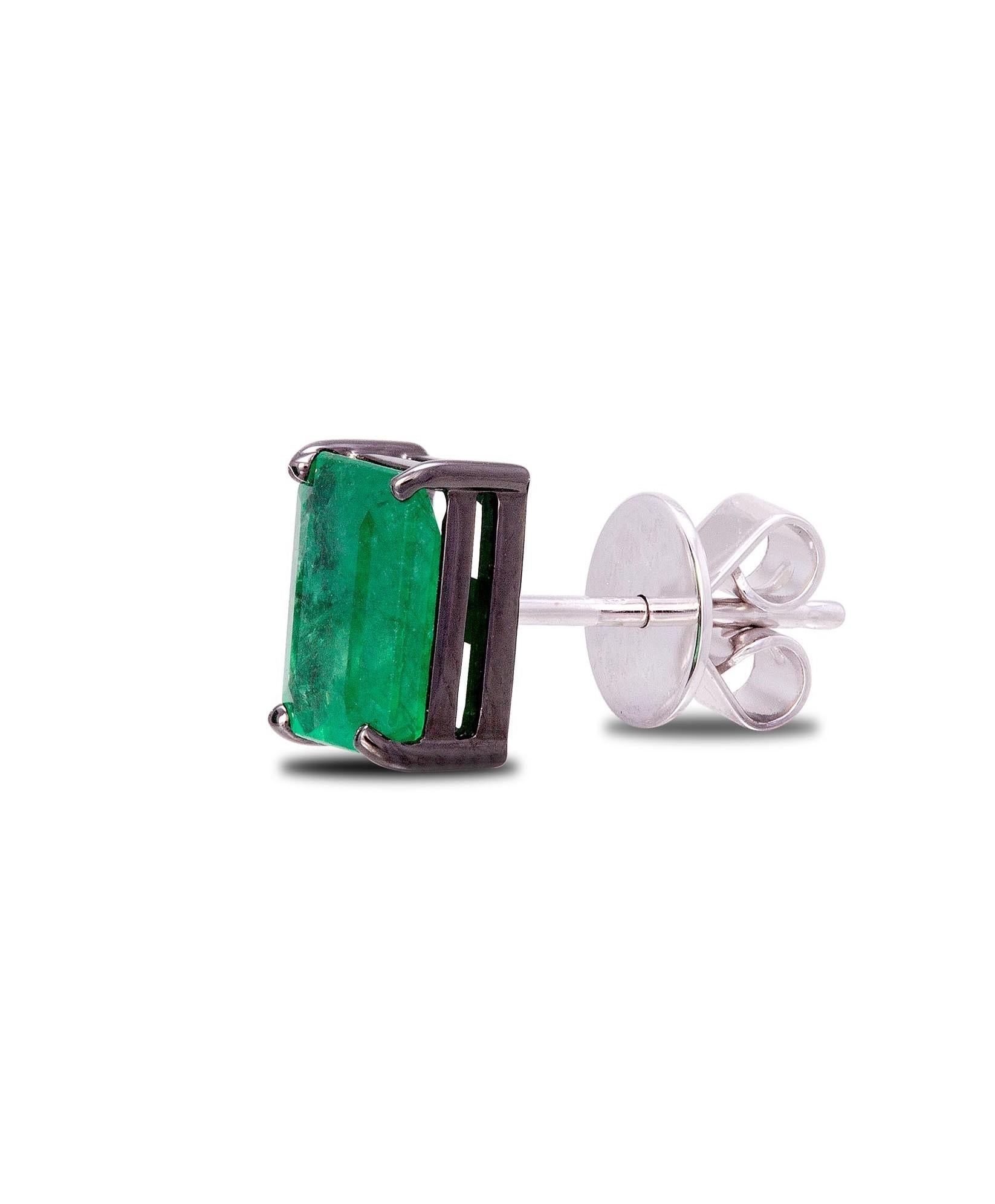 NWT $3, 140 Orecchini a perno in oro 18 carati con smeraldo verde fantasia In condizioni Nuovo in vendita a New York, NY