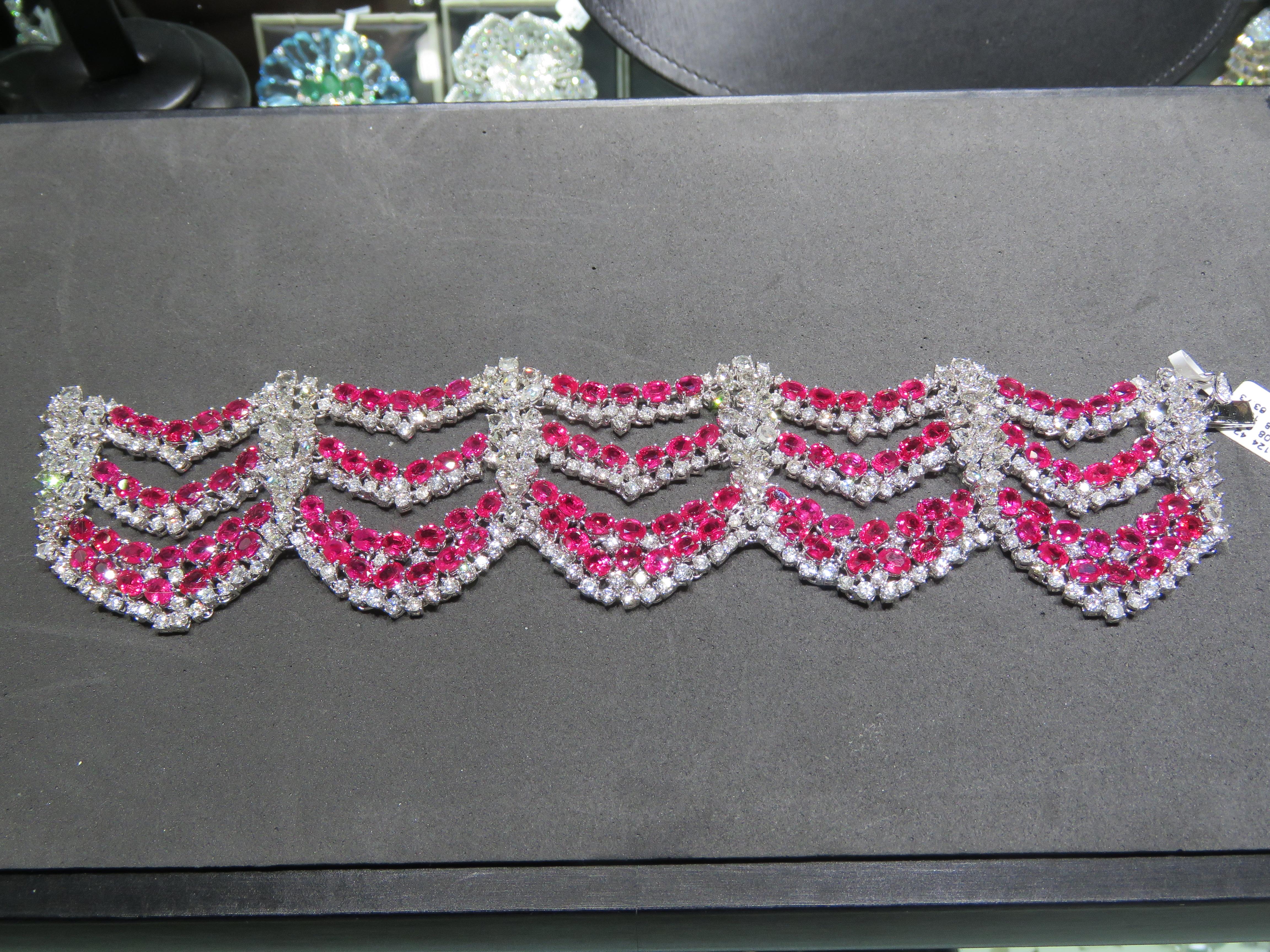 El siguiente artículo que ofrecemos es esta Importante e Insólita Pulsera de Oro de 18 KT con Magníficos Brillos y Destellos de Rubíes y Diamantes. ¡La pulsera contiene unos 60 quilates de rubíes de fantasía formados con diamantes! ¡¡¡Las piedras