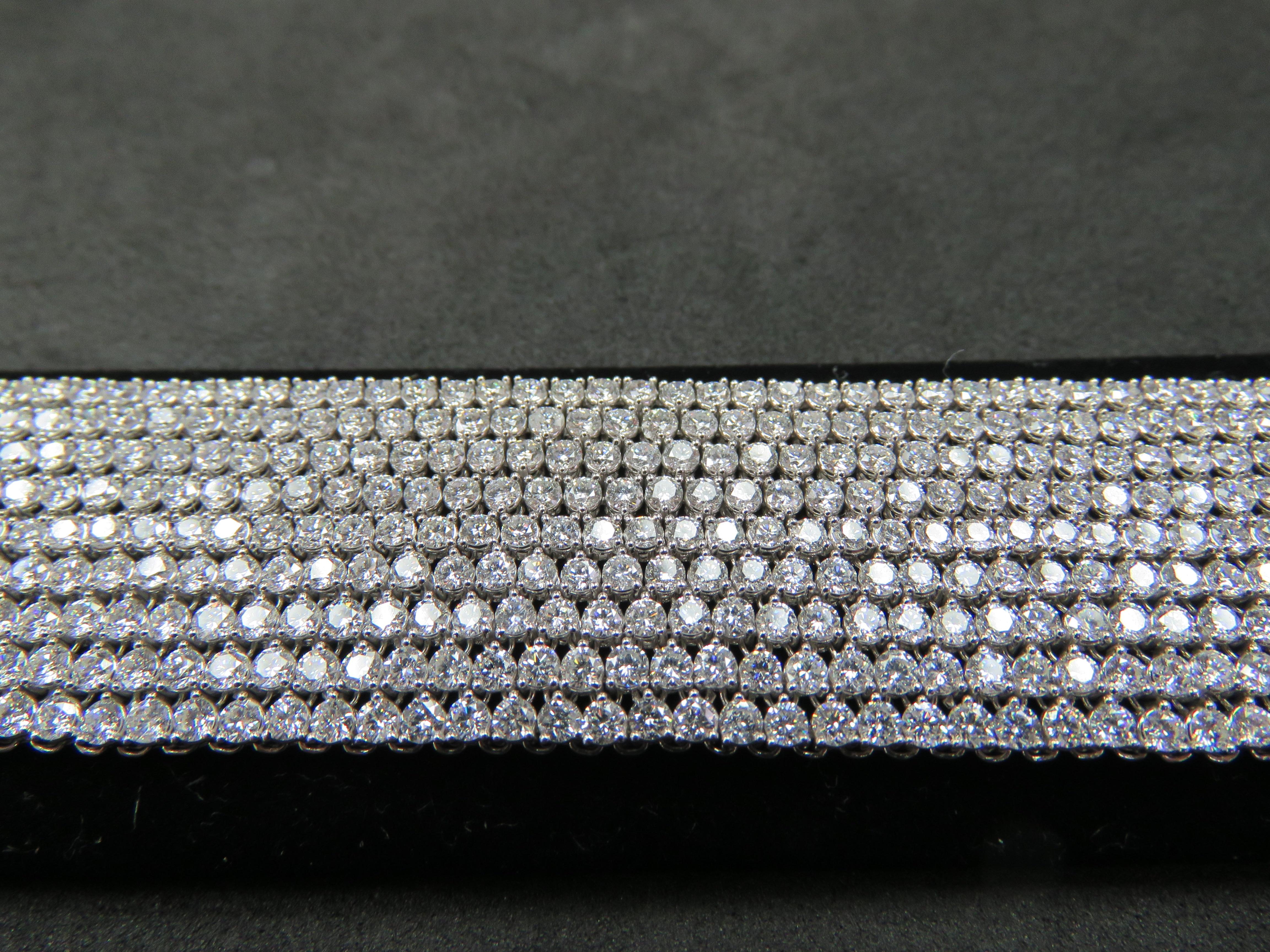 Il seguente articolo che offriamo è questo bellissimo e raro importante bracciale a più file in oro bianco 18KT con diamanti bianchi e brillanti. Il braccialetto è composto da circa 28 carati di magnifici diamanti rari e splendidi!!! I diamanti sono