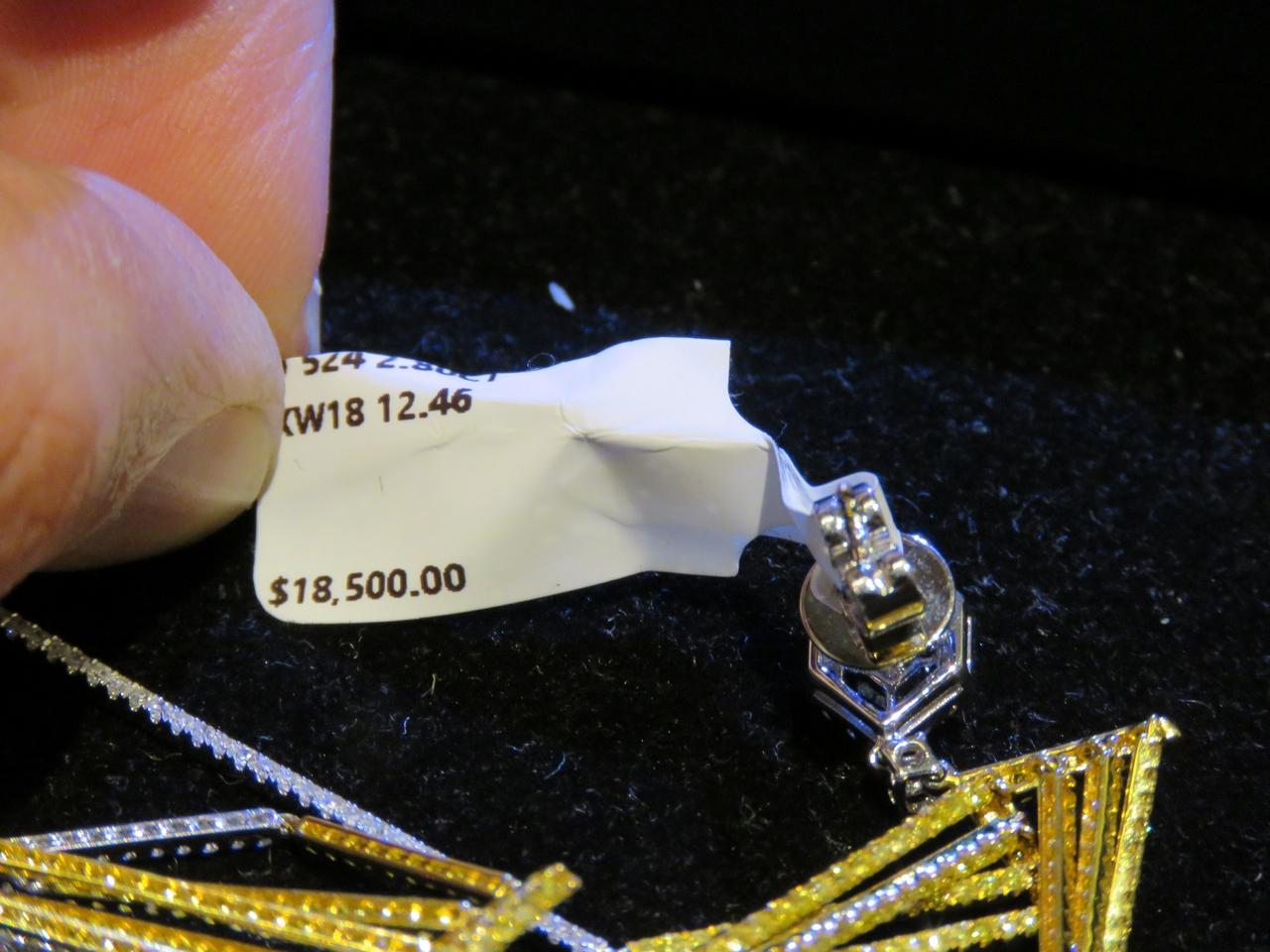 NEU $18, 500 18kt prächtige gelbe Fancy-Diamant-Ohrringe mit weißen Diamanten und weißen Diamanten im Zustand „Neu“ im Angebot in New York, NY