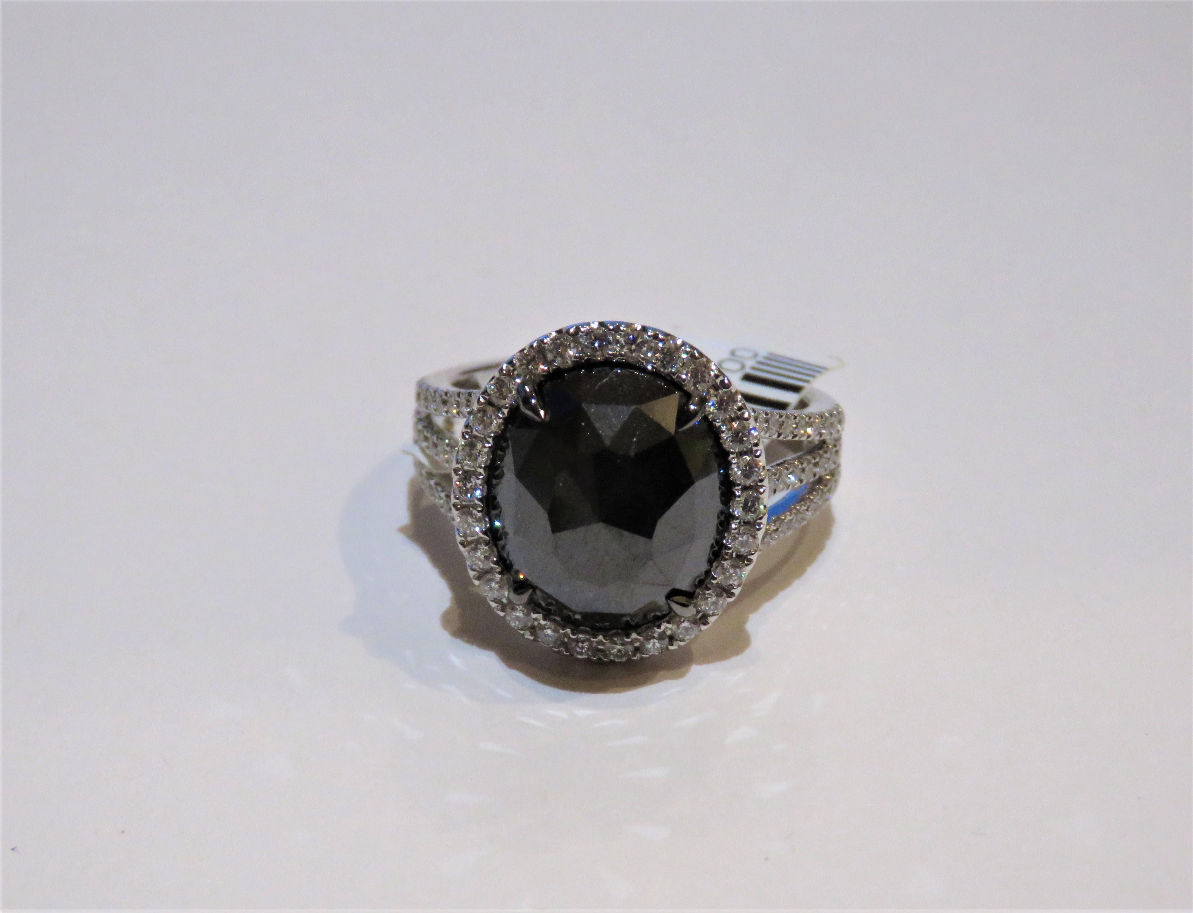 El siguiente artículo que ofrecemos es este Anillo de Diamantes Negros de Fantasía de Oro de 18 KT, extremadamente raro y hermoso. ¡¡¡Este Magnífico Anillo está compuesto por un Raro Diamante Negro Ovalado Fino de Gran Facetado rodeado de un Halo de