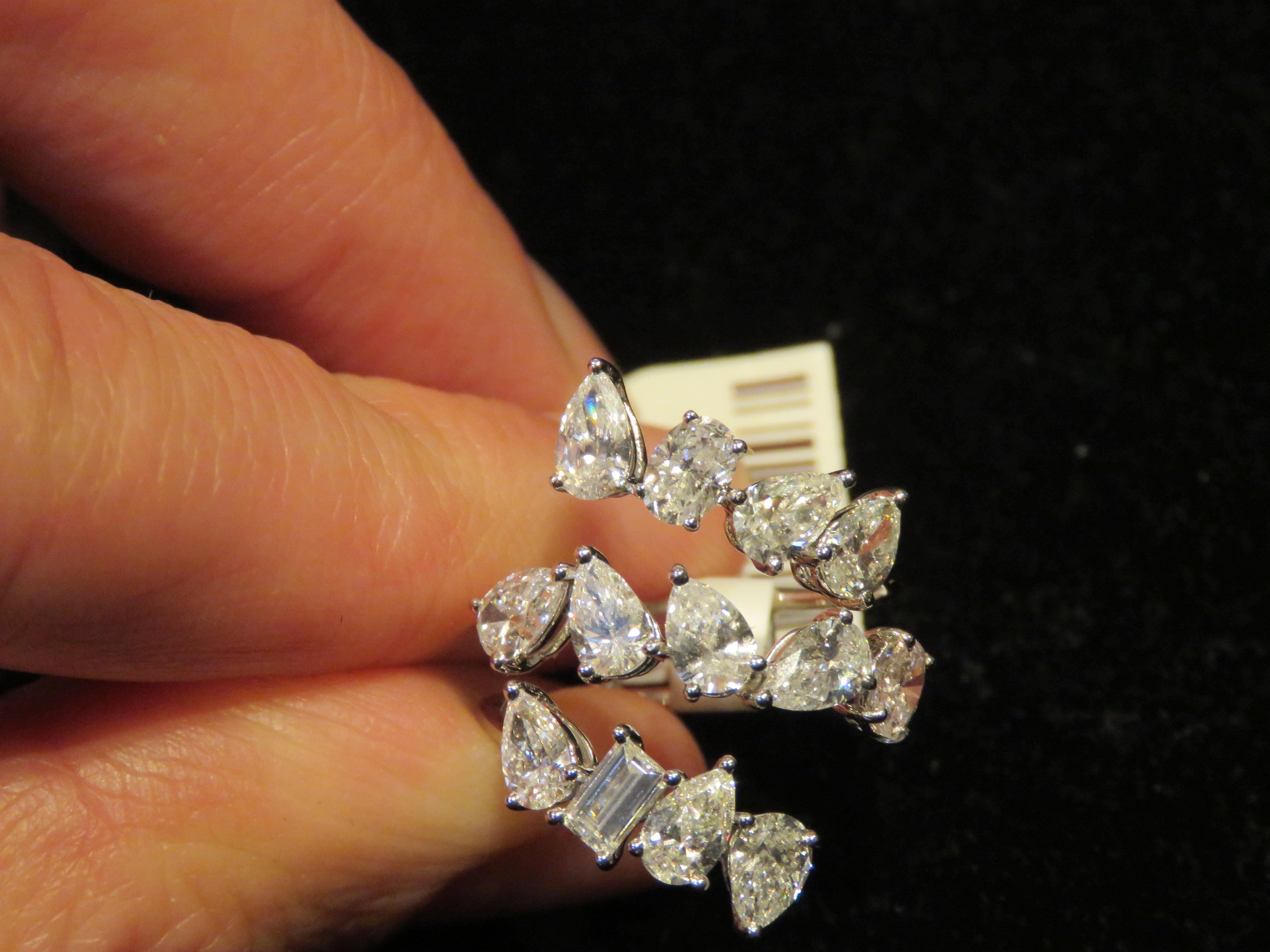Il seguente oggetto è un importante e raro anello di diamanti radianti in oro 18KT di grandi dimensioni. L'anello è composto da una splendida serie di diamanti scintillanti sovrapposti!!! T.C.W. oltre 3CTS!!! Questo splendido anello è un raro