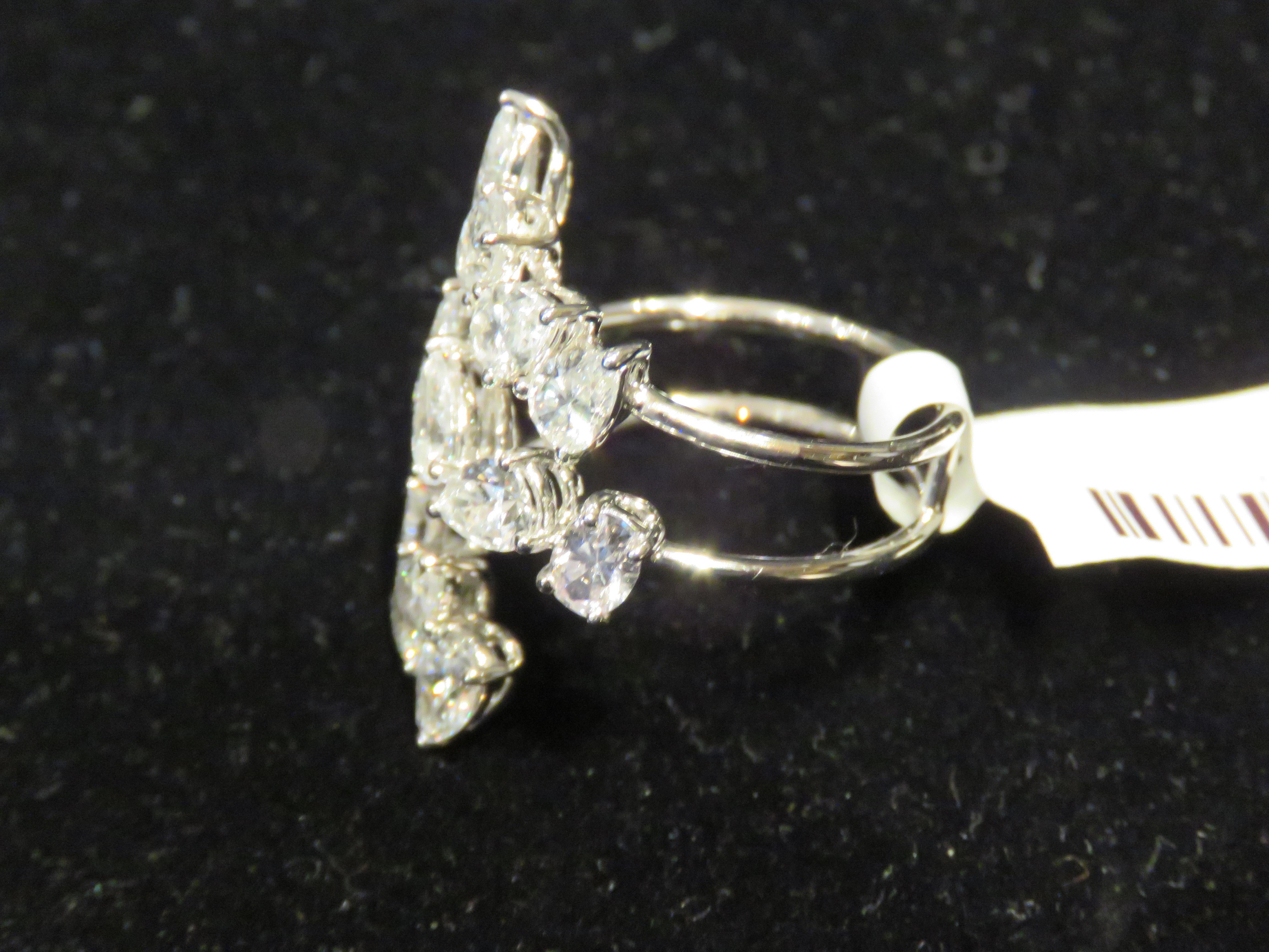 Taglio misto NWT 18 Karat Fancy Large Magnificent Glittering Fancy Diamond Wrap Ring Band in vendita