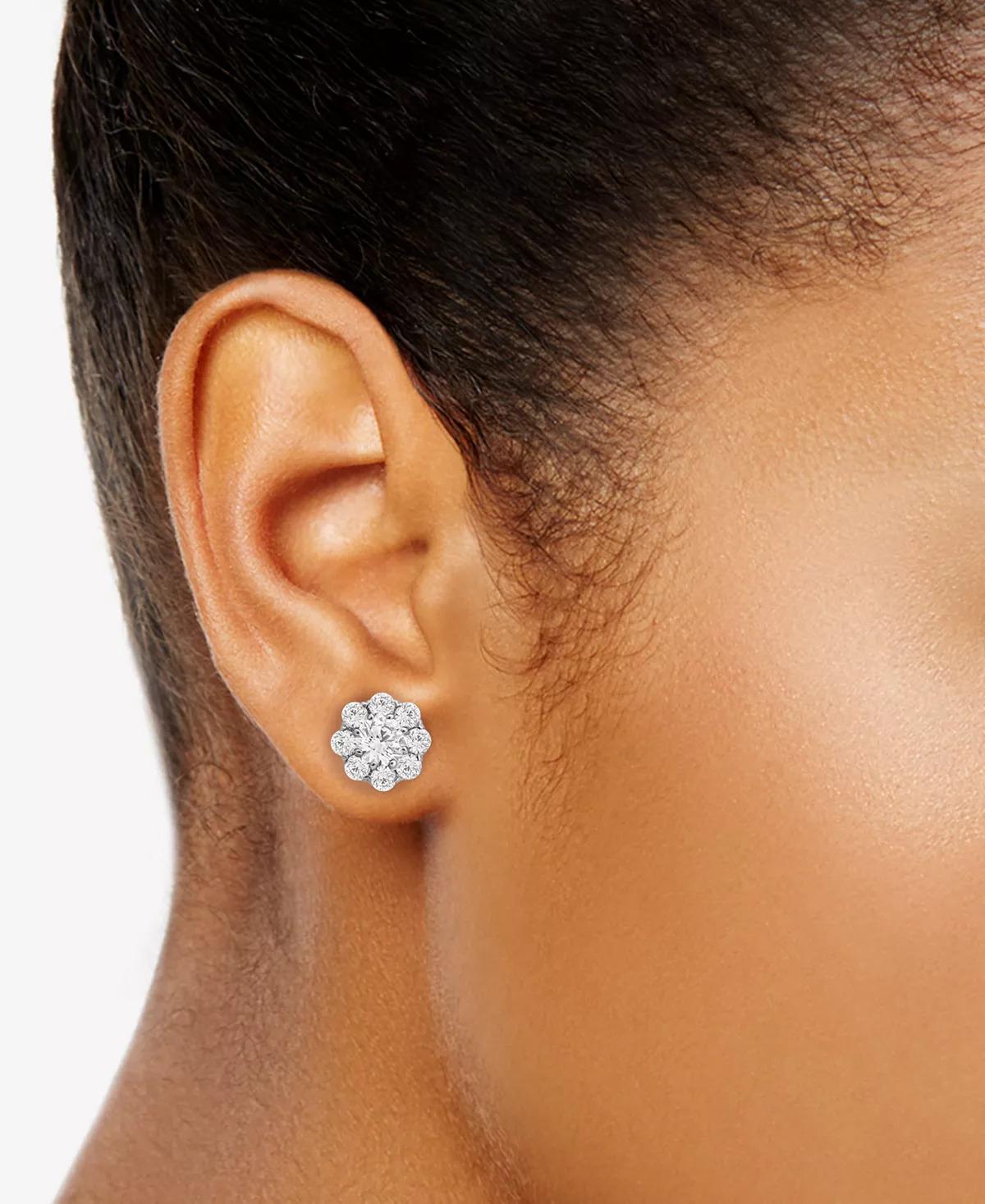 NWT Pendientes de diamantes redondos brillantes de 18 quilates en Nuevo estado para la venta en New York, NY