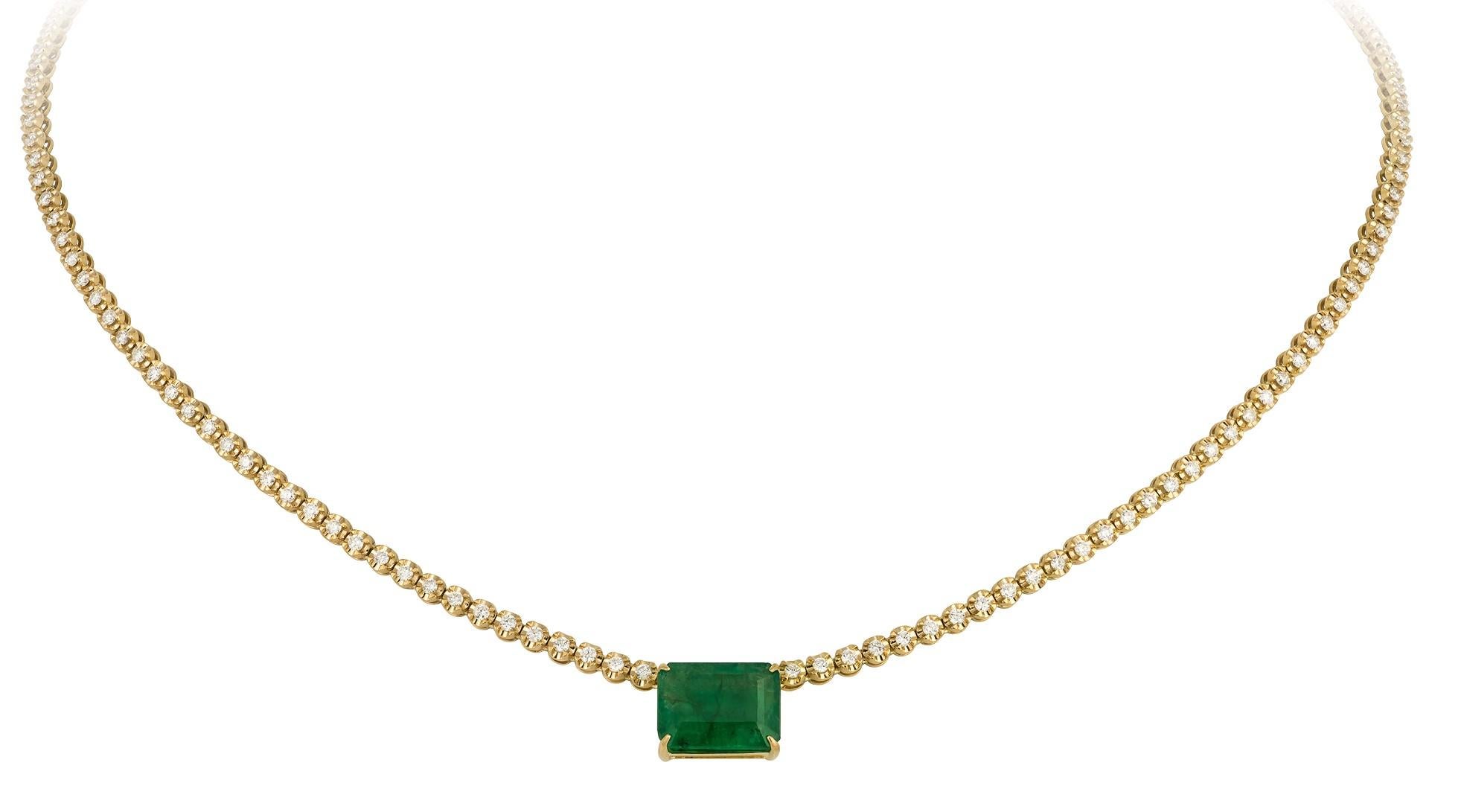 Die folgenden Elemente, die wir anbieten, ist eine seltene 18KT Gelbgold Runde Diamant und Smaragd Halskette. Halskette besteht aus fein gefassten, wunderschön glitzernden runden Diamanten mit einem großen, wunderschönen grünen Smaragd!!! T.C.W. Ca.