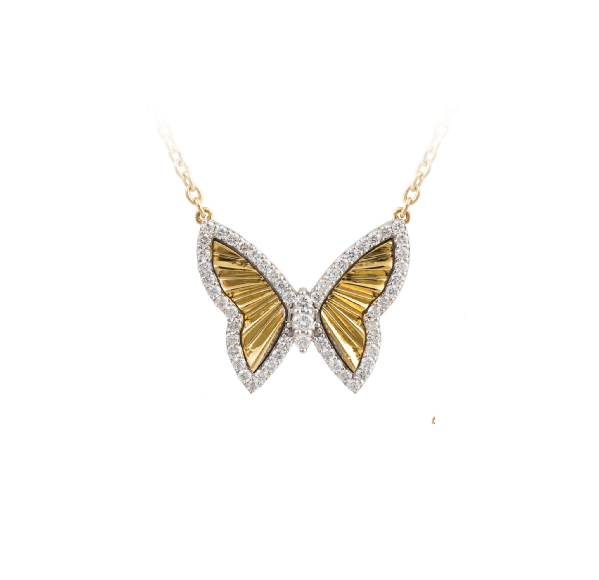 Il seguente articolo è una rara collana con ciondolo a farfalla in oro 18KT. La collana è composta da splendidi diamanti scintillanti finemente incastonati che circondano la farfalla, tra le ali e sulla catena! A.I.C. circa .41CTS. I diamanti sono
