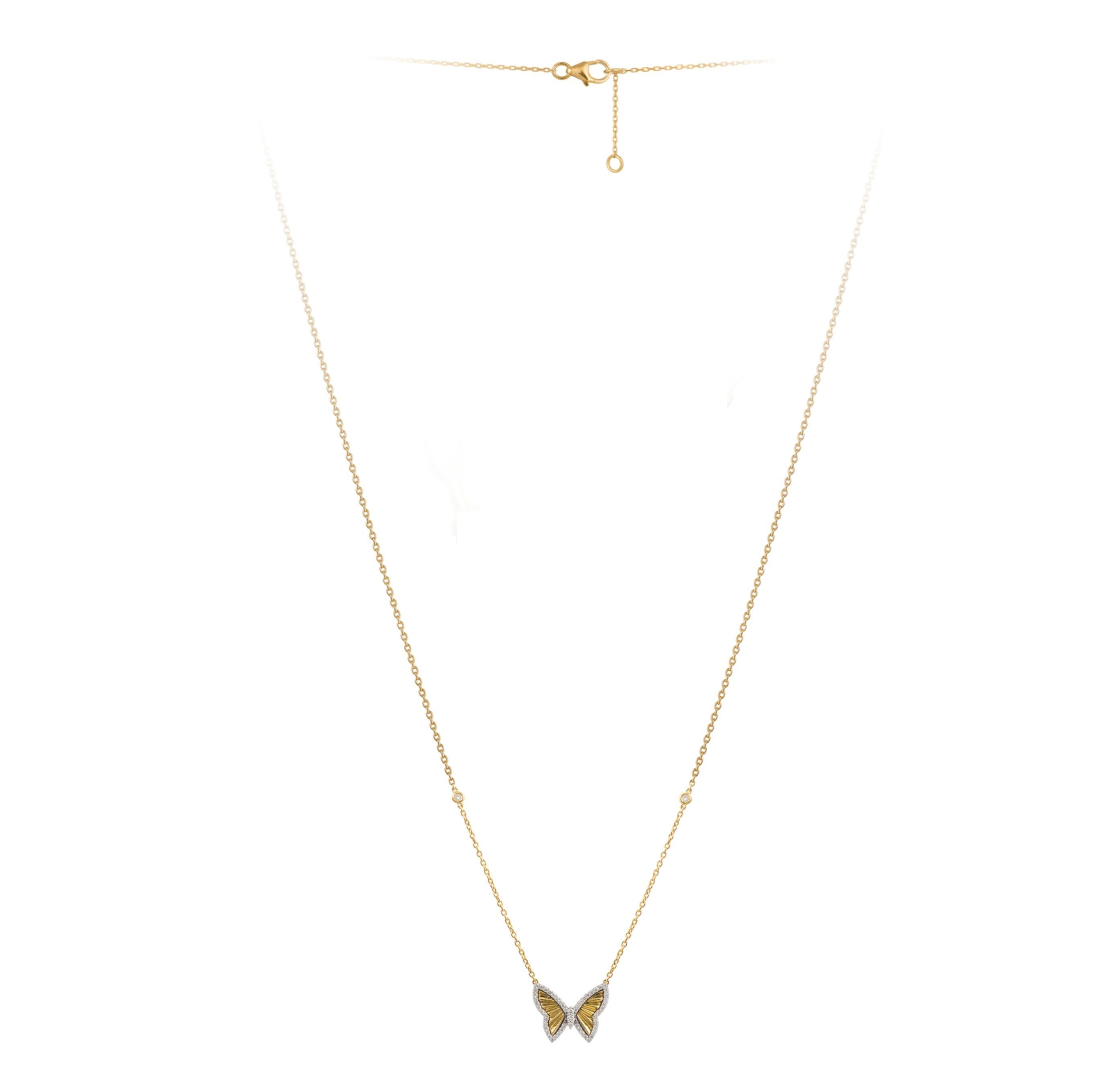 Taglio misto Collana con ciondolo a forma di farfalla scintillante in oro 18KT da $4,400 in vendita