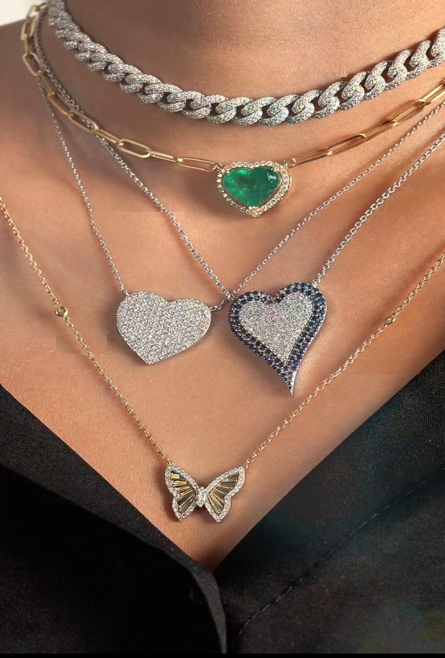 Collana con ciondolo a forma di farfalla scintillante in oro 18KT da $4,400 In condizioni Nuovo in vendita a New York, NY