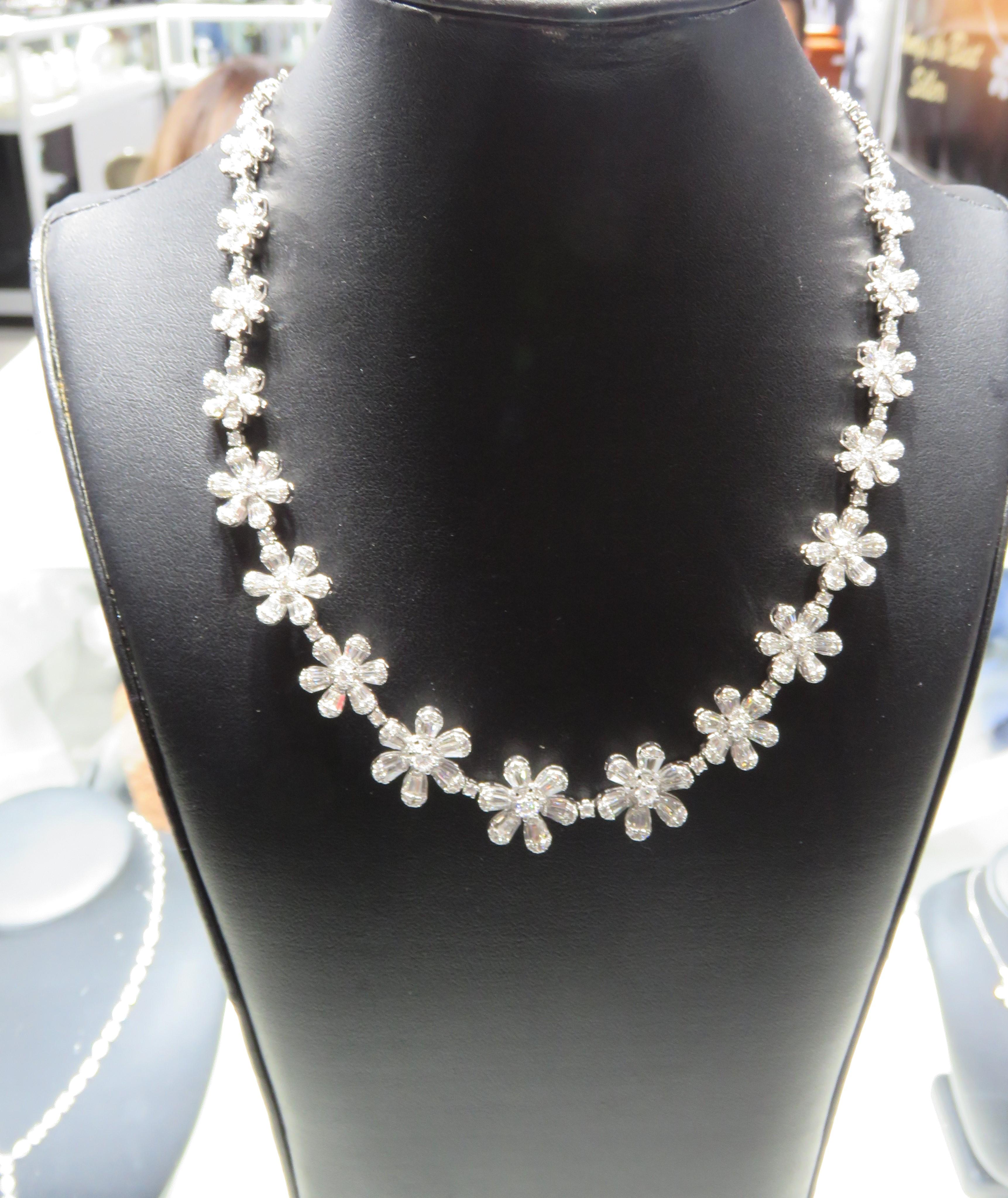 El siguiente artículo que ofrecemos es un raro collar de oro blanco de 18 quilates con varias flores de diamantes. ¡El collar se compone de magníficos diamantes brillantes finamente engastados en una cadena con un gran racimo de flores! T.C.W.
