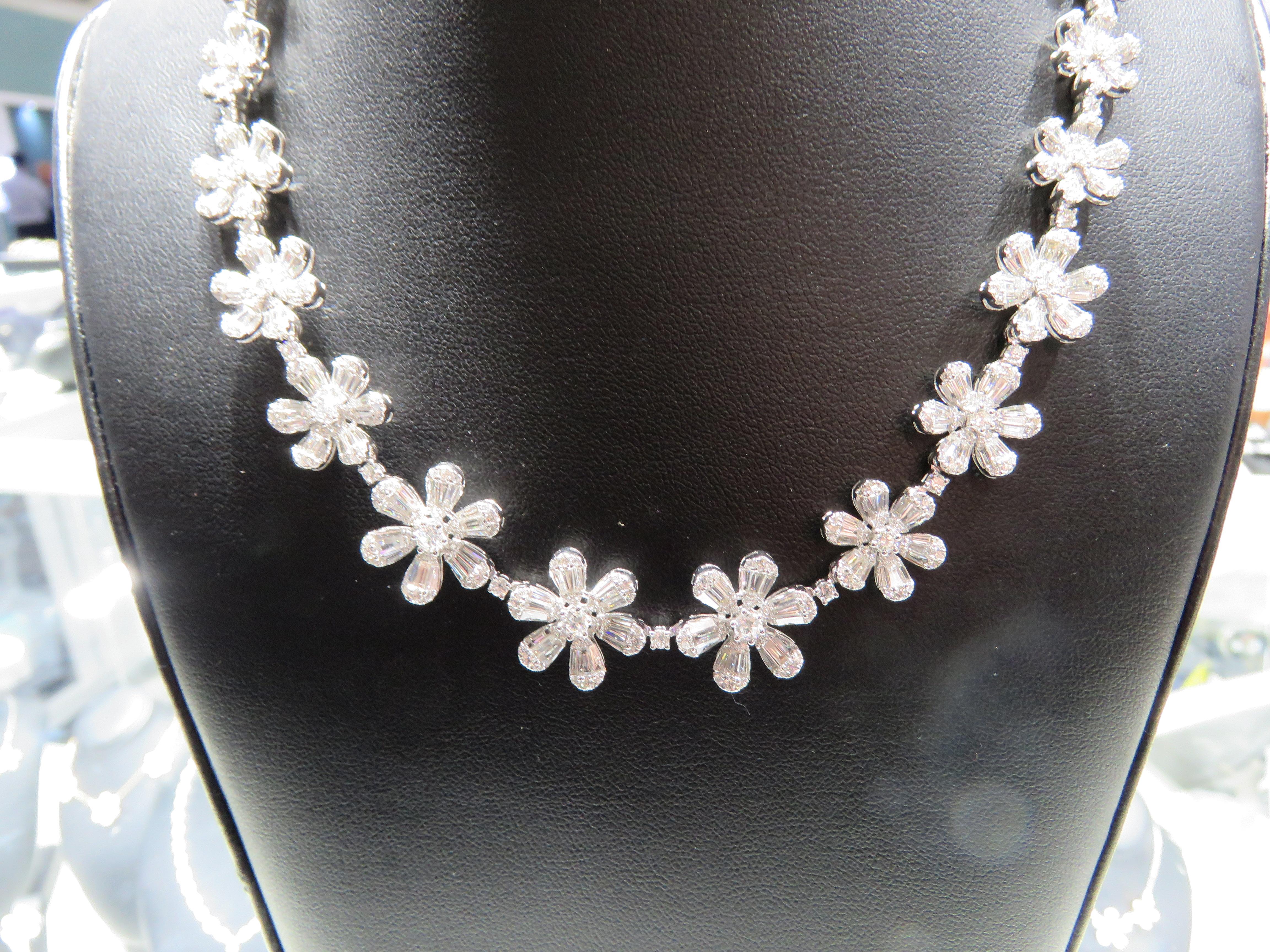 NWT Collar de Oro 18KT $50, 000 Fancy Glittering 8.50CT Flower Diamond Strand Corte mixto en venta