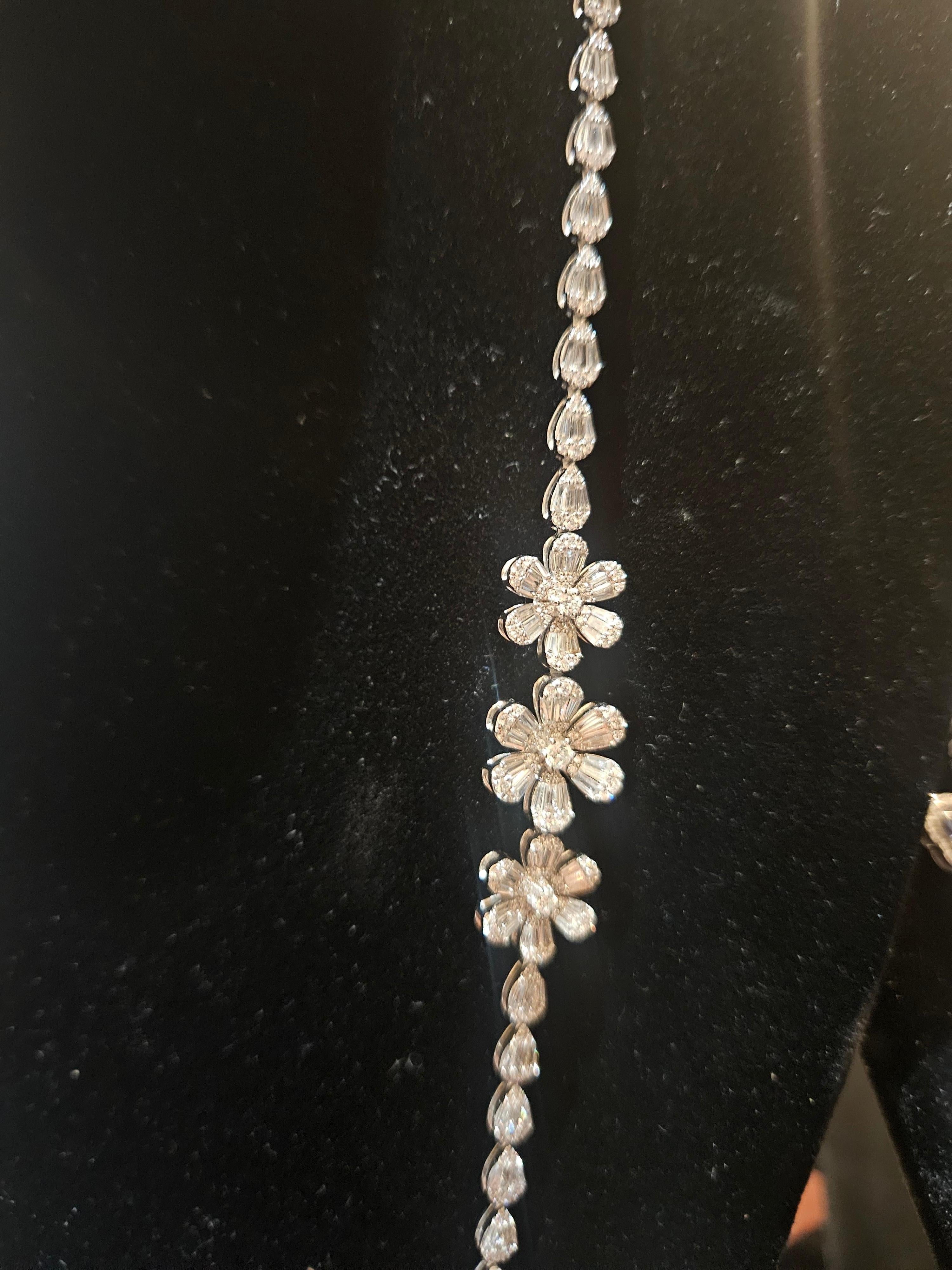 Il seguente articolo è una rara collana di diamanti a tre fiori in oro bianco 18KT. La collana è composta da splendidi diamanti a pera finemente incastonati in un filo con 3 grandi mazzi di fiori per un totale di 12 fiori!!! A.I.C. oltre 13CTS e