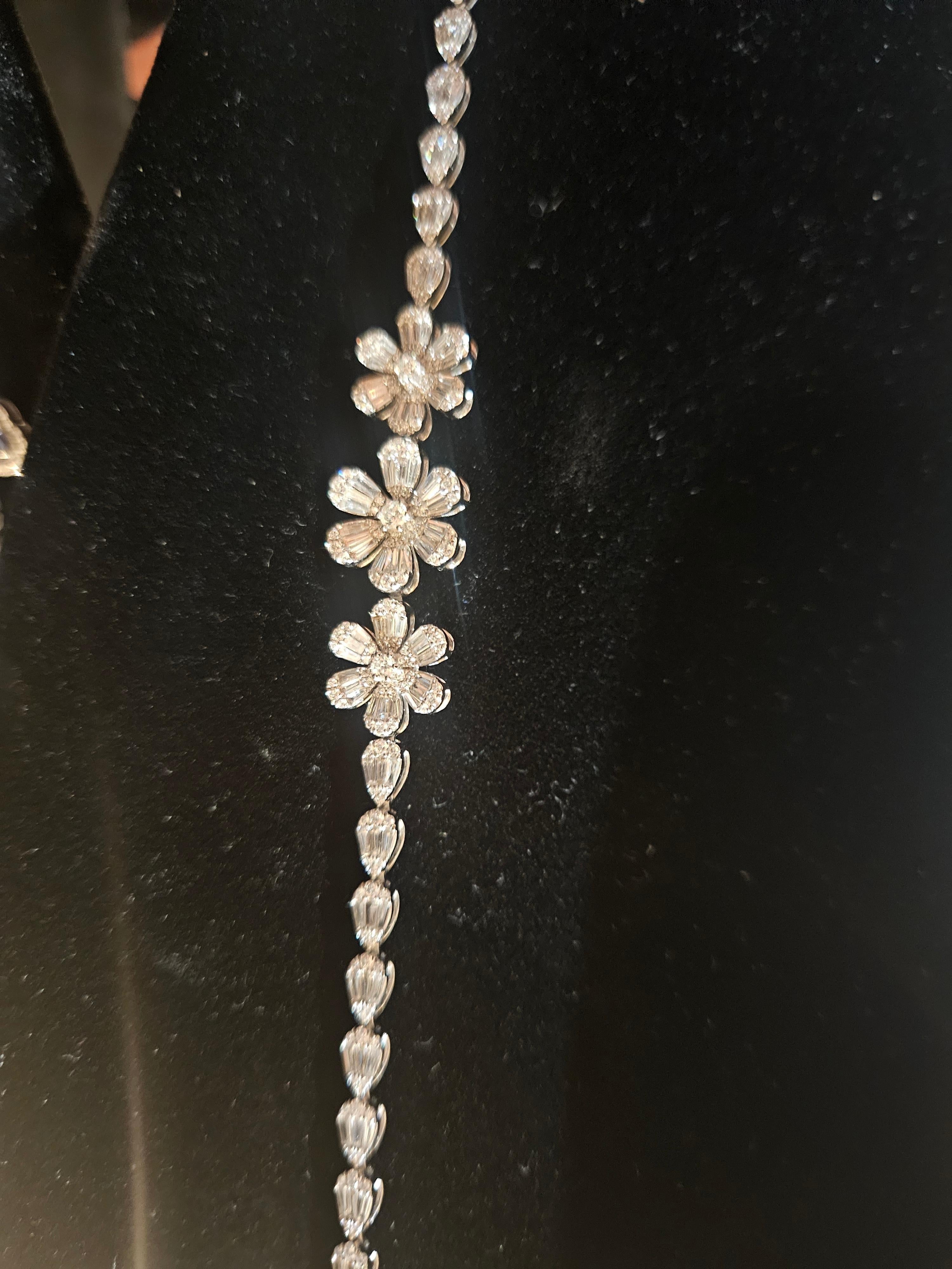 Taglio misto NWT Oro 18KT $72,000 Fancy Triple 3 Flower Long Diamond Strand Collana in vendita