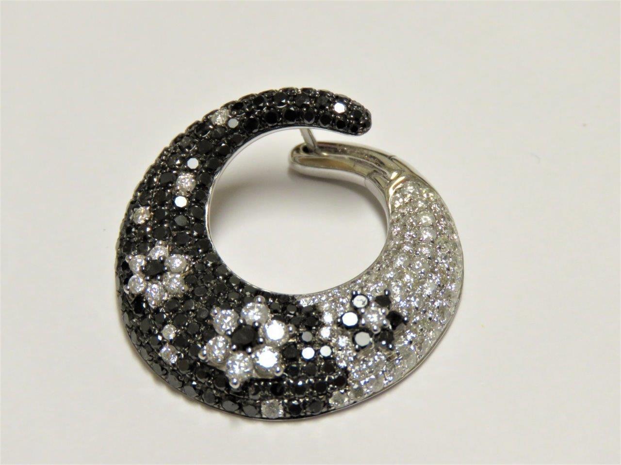 Mixed Cut NWT $19, 000 18KT Gold Fancy Large White Diamond Black Diamond Floral Earrings For Sale