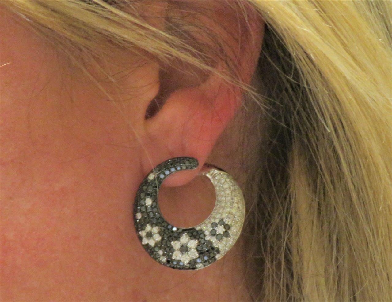 NWT $19, 000 18KT Gold Fancy Large White Diamond Black Diamond Floral Earrings In New Condition For Sale In New York, NY