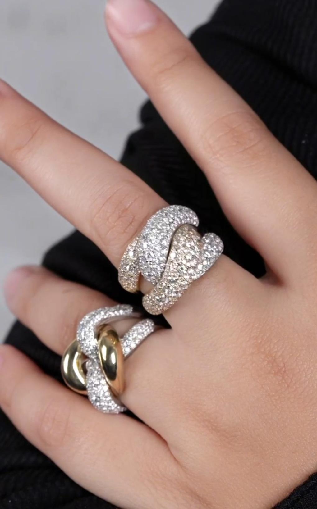 El siguiente artículo que estamos ofreciendo es este Raro Importante Radiante 18KT Oro Blanco Oro Amarillo Gorgeous Glittering and Sparkling Magnificent Fancy Diamond Ring. El anillo contiene aproximadamente 4 quilates de hermosos diamantes