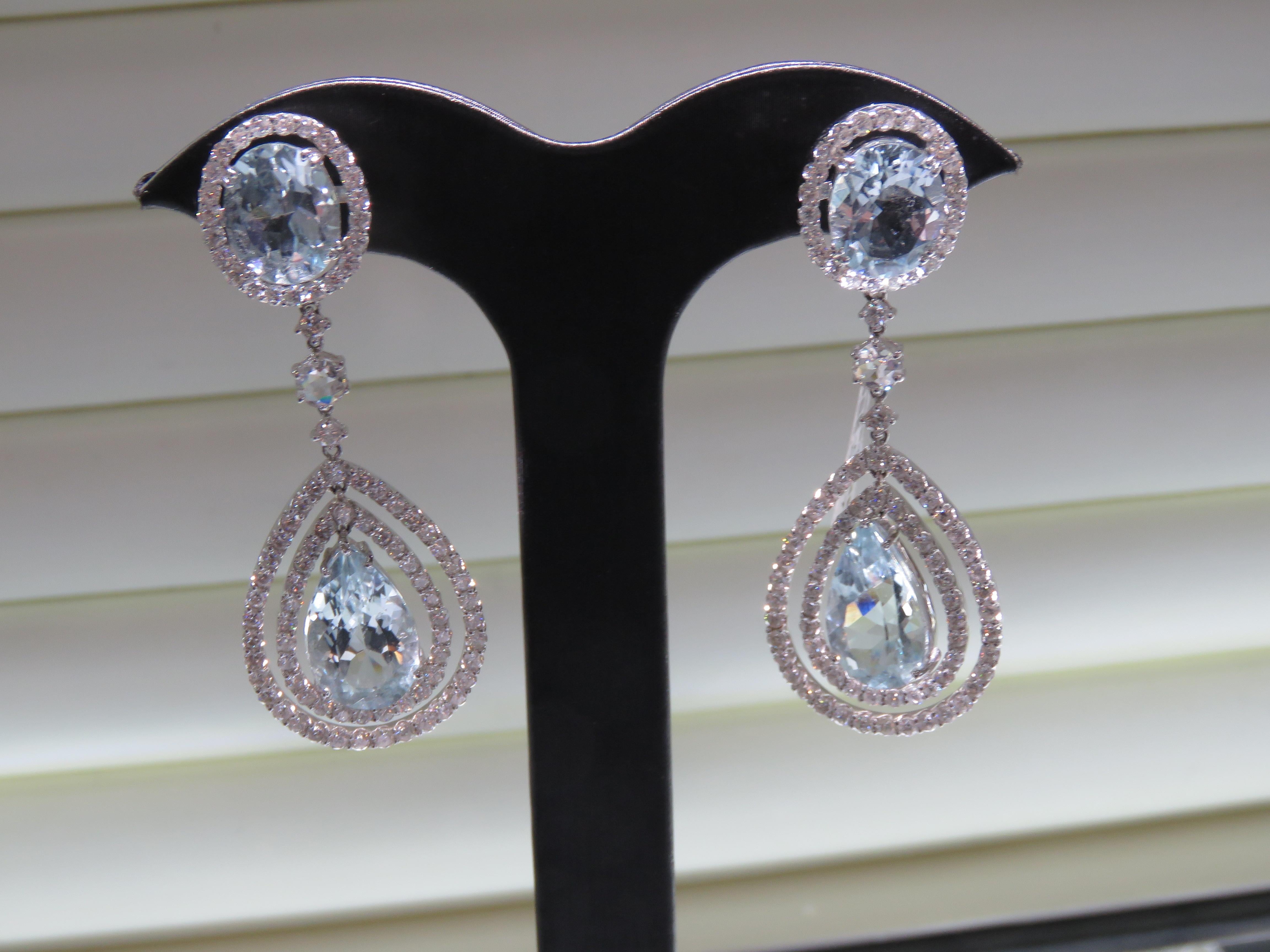 I seguenti articoli sono una rara e importante coppia di spettacolari e bellissimi orecchini pendenti in oro 18KT con acquamarina e diamanti. Gli orecchini sono costituiti da una splendida acquamarina blu e da diamanti rari taglio fantasia, rari e