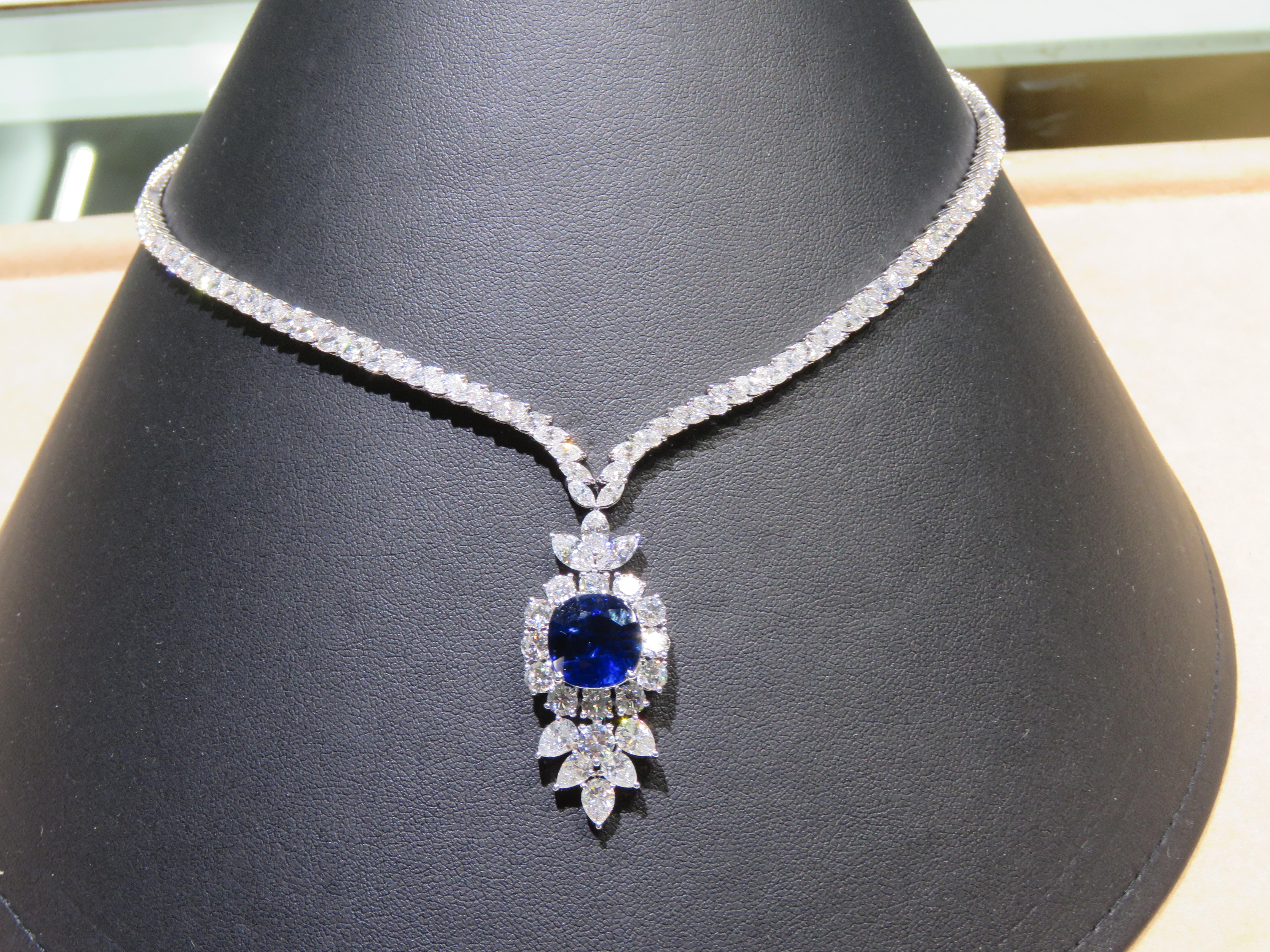 Il seguente articolo che offriamo è questa rara e importante collana di zaffiri blu di Ceppylon e diamanti in oro 18KT, splendida e scintillante. La collana contiene un grande e bellissimo zaffiro blu taglio fantasia e diamanti!!! A.I.C. circa