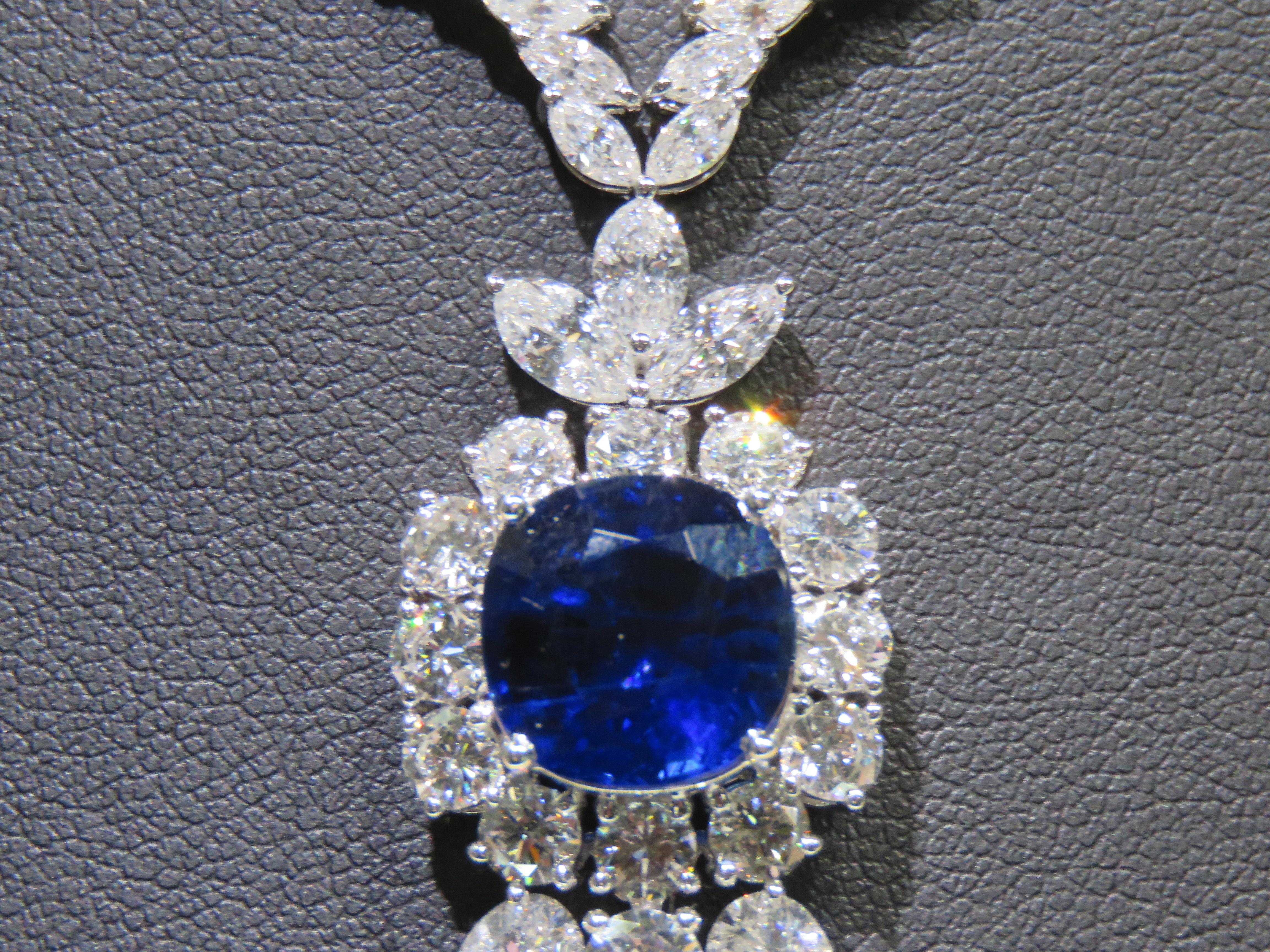 Taglio misto NWT $195, 300 Collana 18KT Fancy Large Glittering 23CT Fancy Sapphire Diamond in vendita
