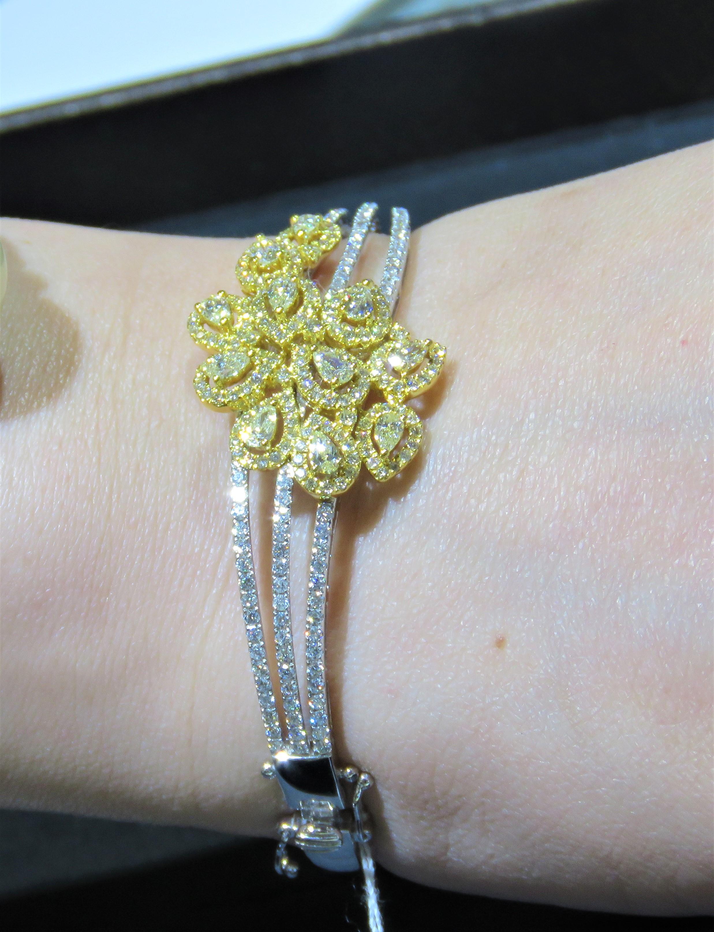 Women's NWT $19, 579 18KT Gold Rare Fancy Yellow Diamond Triple Row Bangle Bracelet For Sale