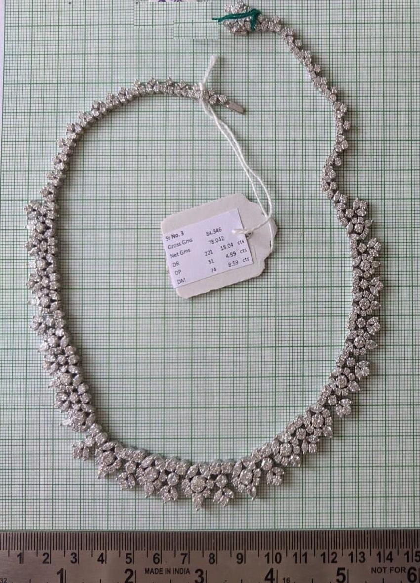 Il seguente articolo è una rara collana di diamanti elaborati in oro bianco 18KT. La collana è composta da splendidi diamanti scintillanti finemente incastonati!!! T.C.W. Circa 31.50CTS!!! Questa splendida collana è un raro campione e viene fornita
