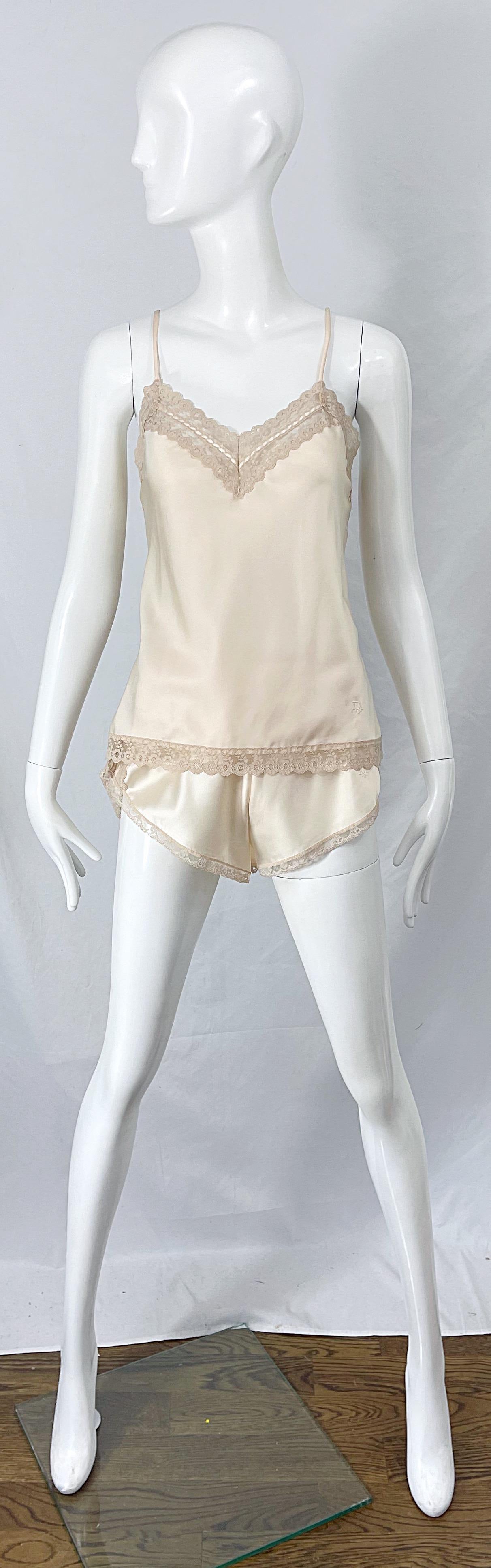 Bellissimo completo pigiama di Christian Dior in raso e pizzo color avorio e tortora (nuovo con cartellino originale)! Presenta una canotta con scollo a V e pantaloncini abbinati e una gonna a sottoveste. I pantaloncini e la sottoveste hanno un