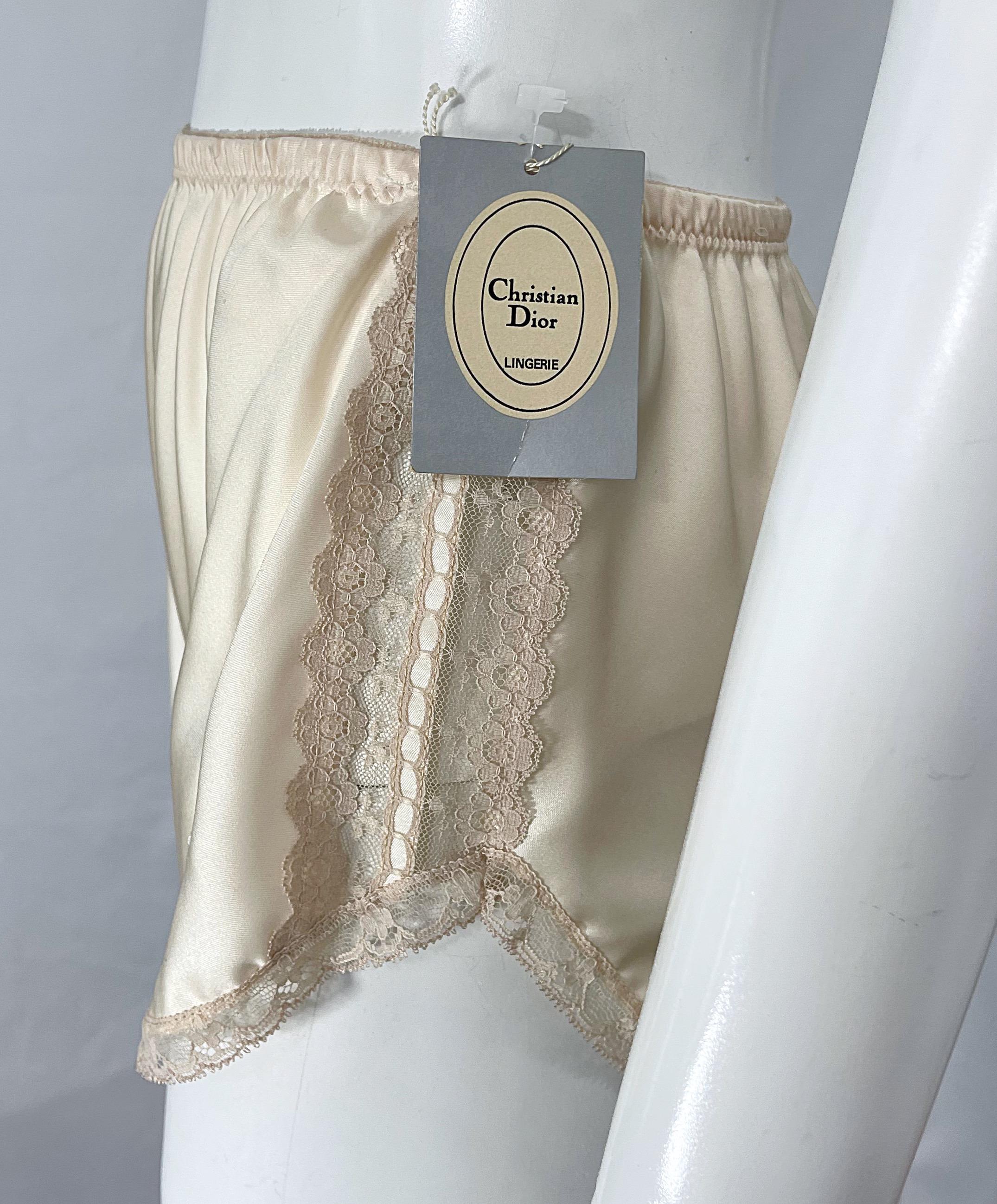 NWT 1980 Christian Dior avorio raso pizzo tre pezzi cami 80s Lingerie PJ Set in vendita 3