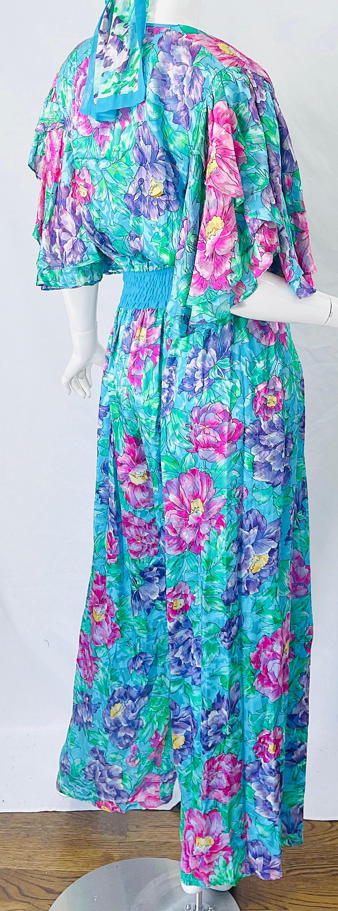 NEU 1980er Diane Freis Vintage Jumpsuit + Schärpe aus Seide mit Blumendruck und Quasten und Perlen  Damen im Angebot