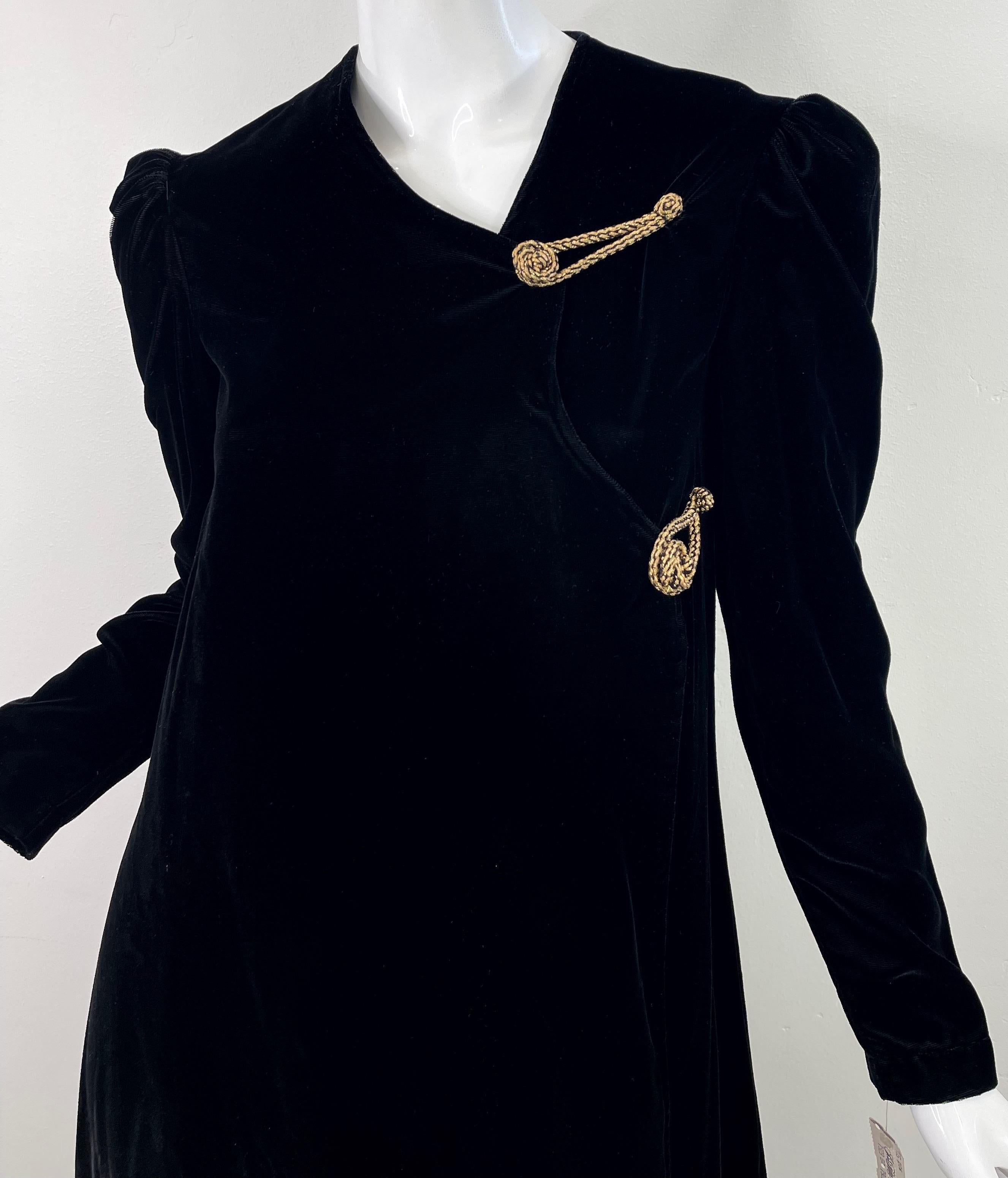 Women's NWT 1980s Sabeth Row Saks 5th Avenue Black Silk Velvet Vintage Wrap Robe Dress For Sale